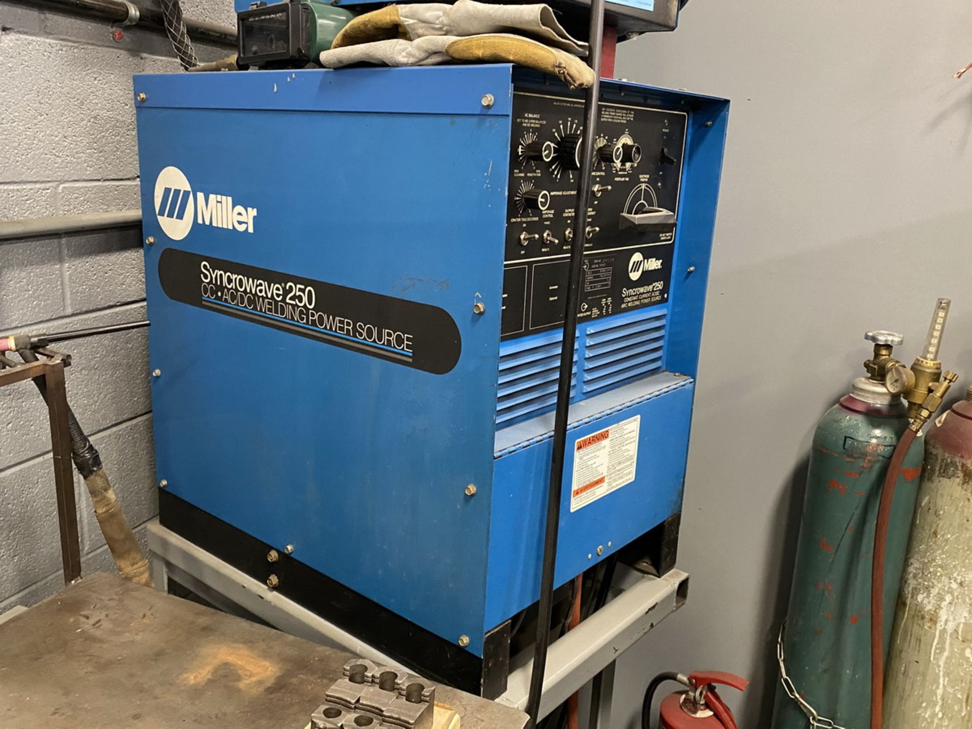 Miller Model Syncrowave 250 Welder, Rated Input 200/230/460, 100.8/92/46 Amps, 11.4, 1 Phase, 60 Hz - Image 3 of 8