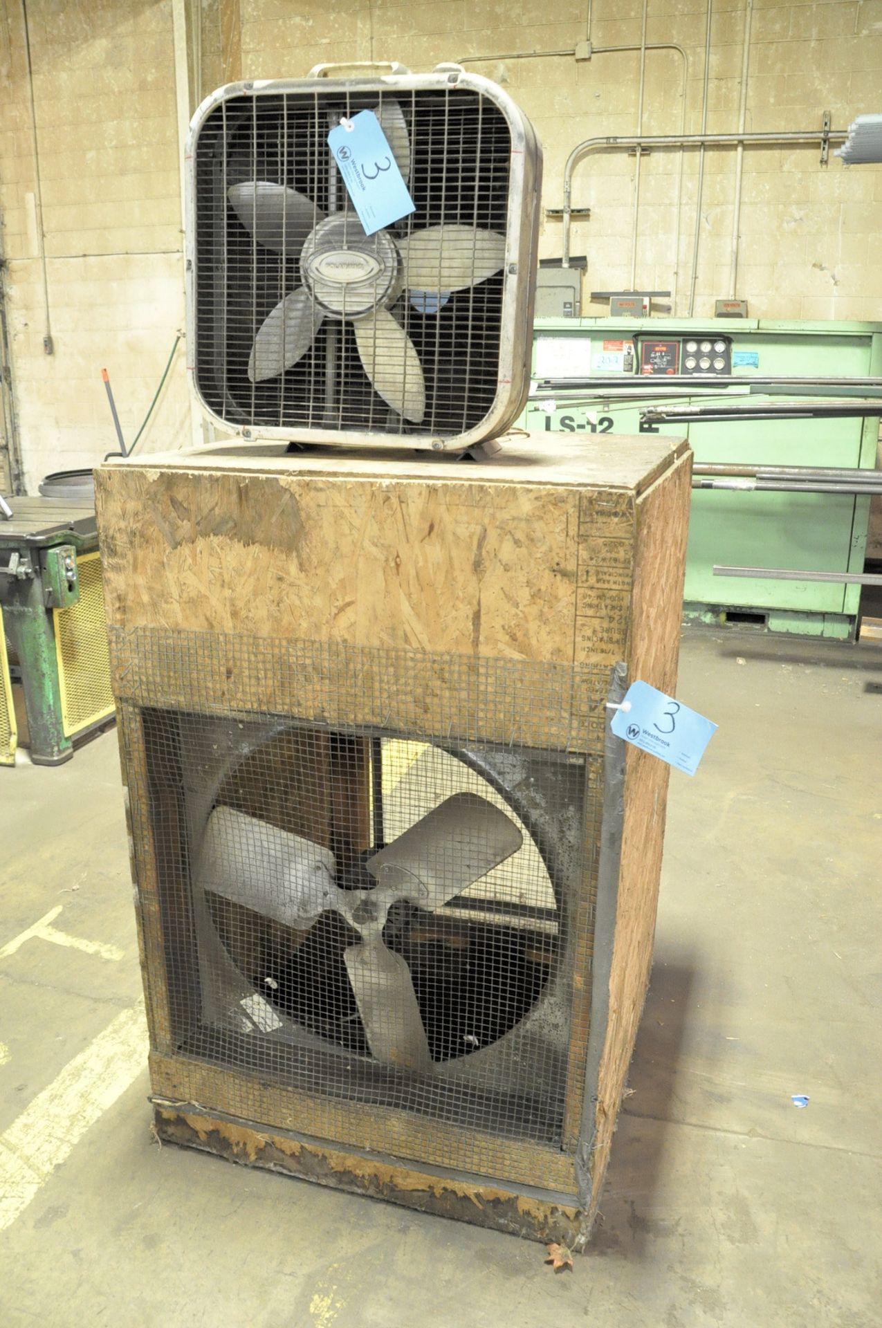 24" Box Fan in 48" L x 31 1/2" W x 34" D Enclosure with POLARWIND 18" Cooler Fan