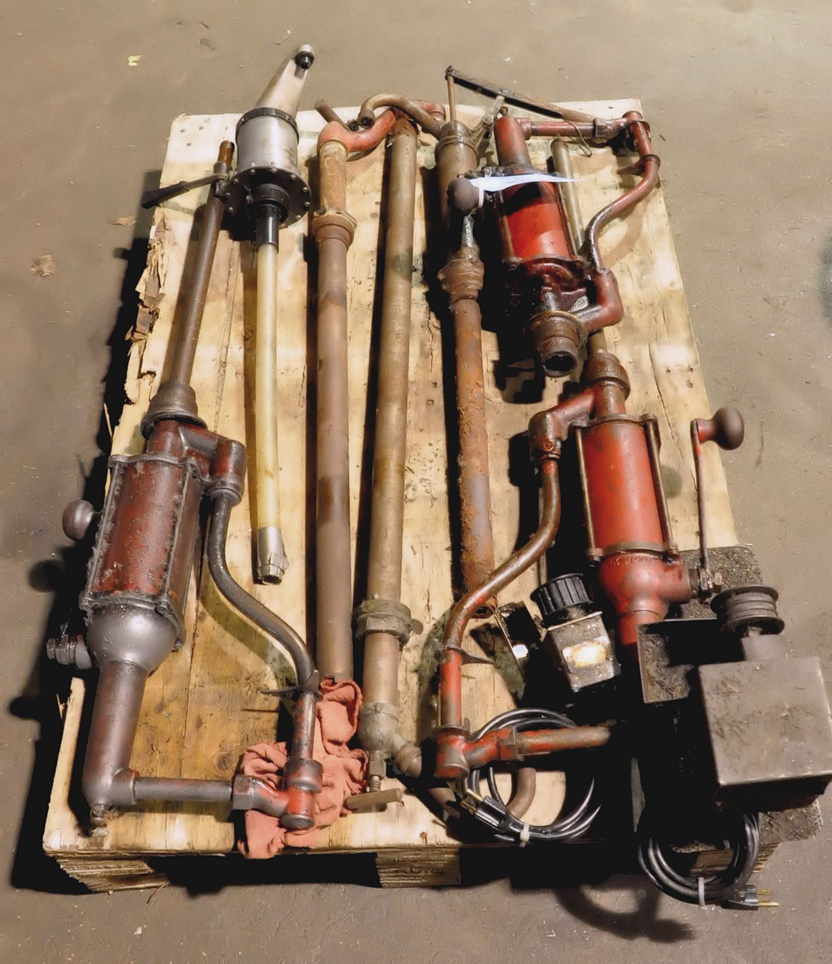 Lot-Manual Barrel Pumps on (1) Pallet