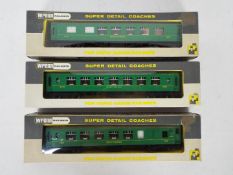 Wrenn - A rake of three OO gauge passenger coaches by Wrenn, in Souther Railways green livery.