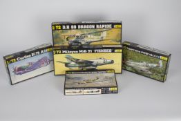 Heller - A collection of five boxed Heller 1:72 scale plastic military aircraft model kits.