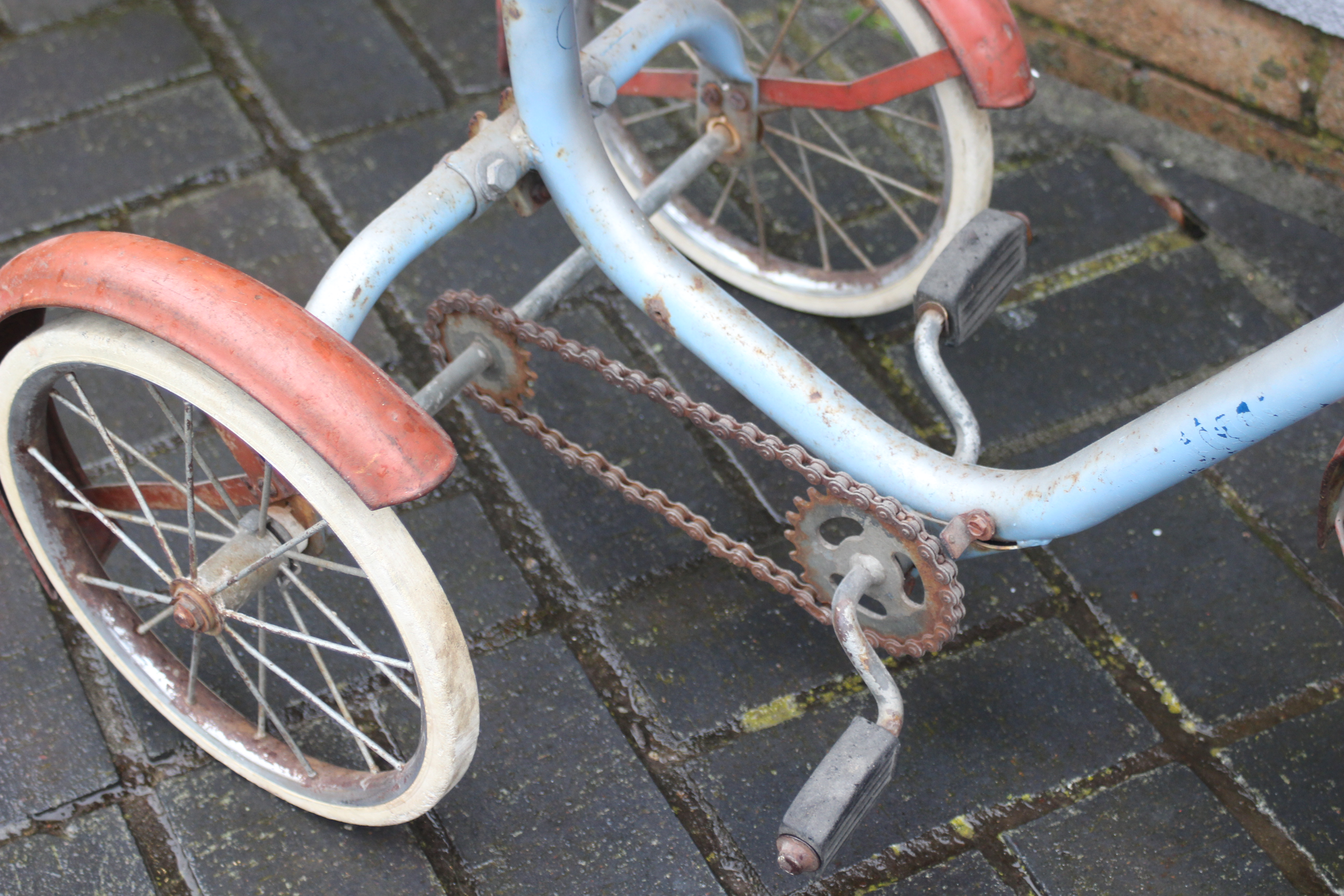 Raleigh - A vintage children's Raleigh Tricycle in light blue and red with lots of patina, - Image 2 of 3