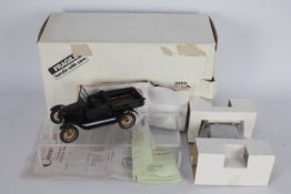 Danbury Mint - A boxed Danbury Mint 1:24 scale 1925 Ford Model T Runabout.