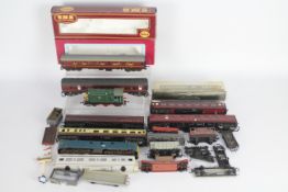 Airfix - Hornby - Grafar - Wrenn - A collection of OO gauge rolling stock and two locos for spares