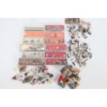 Preiser - Merten - A quantity of OO scale railway people and other trackside accessories including