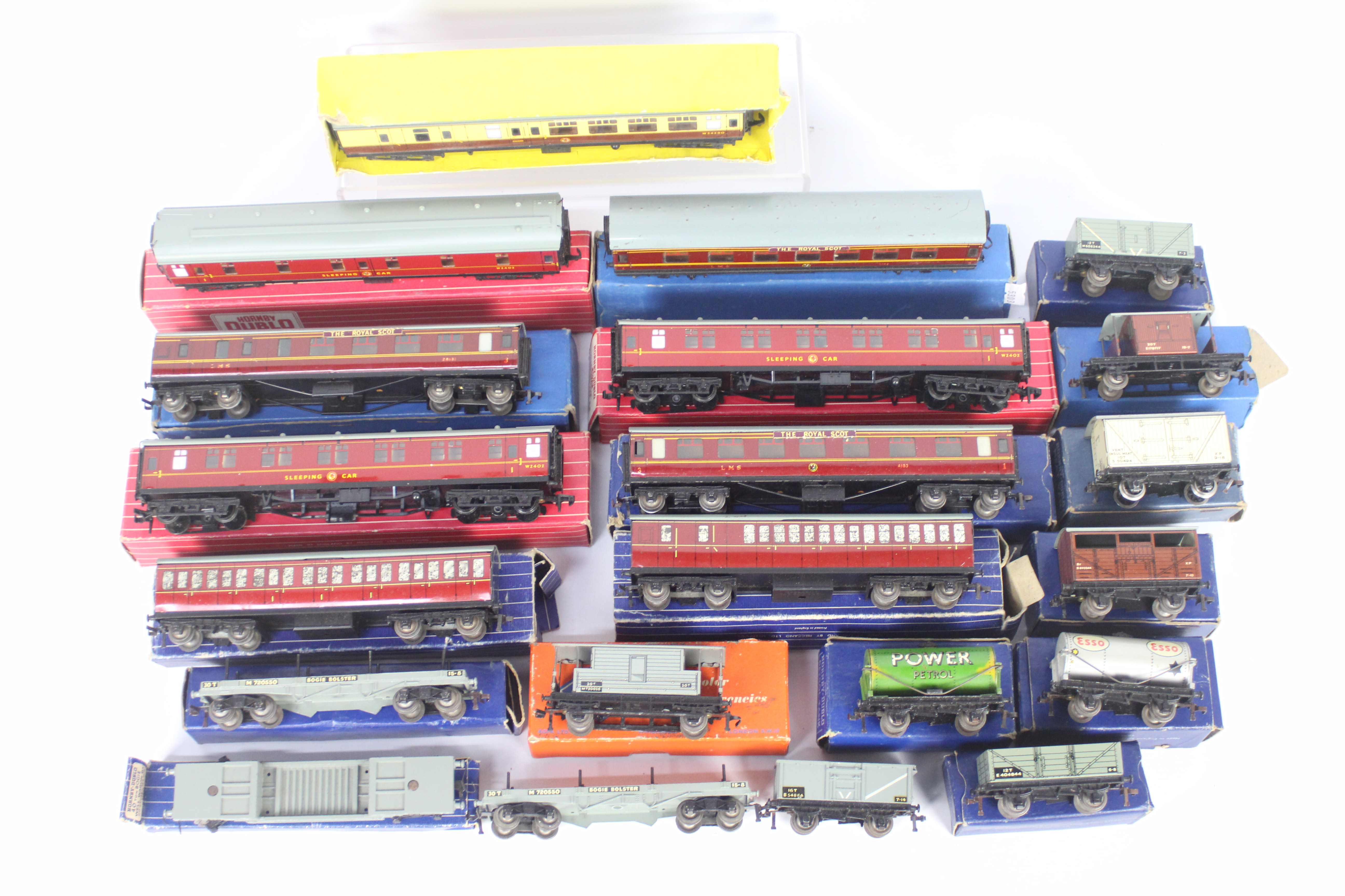 Hornby Dublo - A siding of over 20 predominately boxed Hornby Dublo passenger and freight rolling
