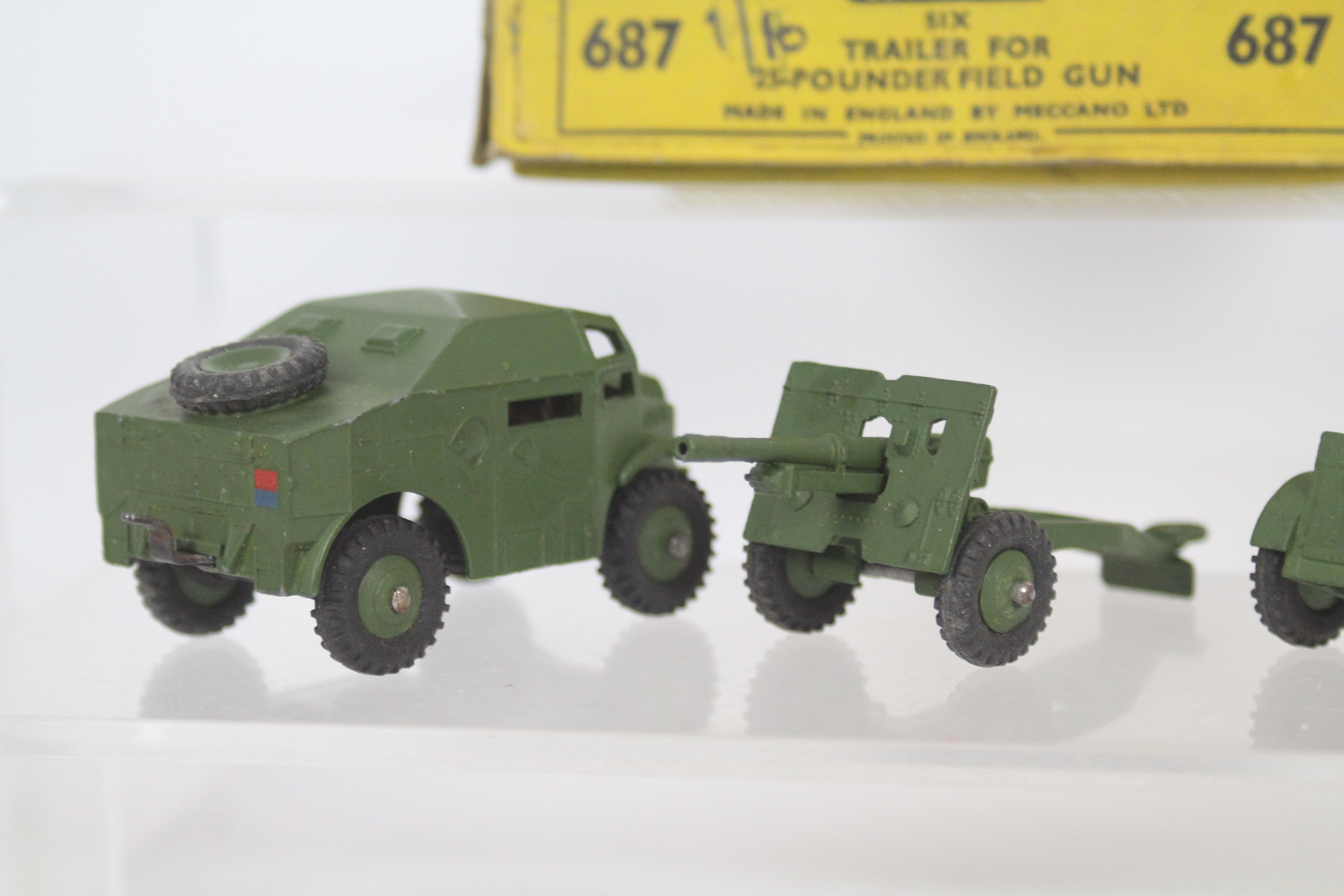 Dinky - An unboxed Dinky # 697 25-Pounder Field Gun set with Artillery Tractor, Trailer and Gun. - Image 2 of 3