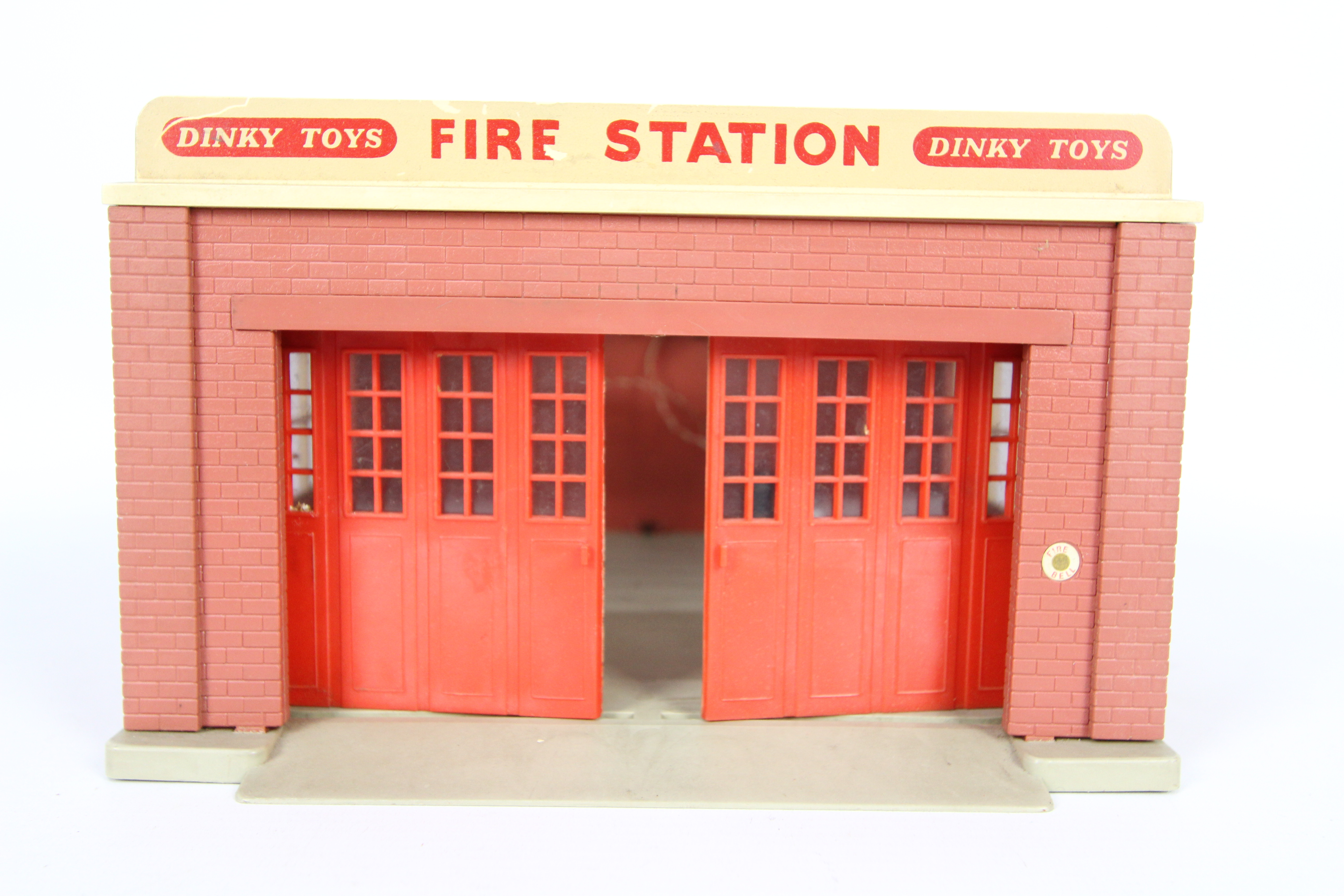 Dinky Toys - An unboxed Dinky Toys #954 Fire Station. - Image 5 of 5