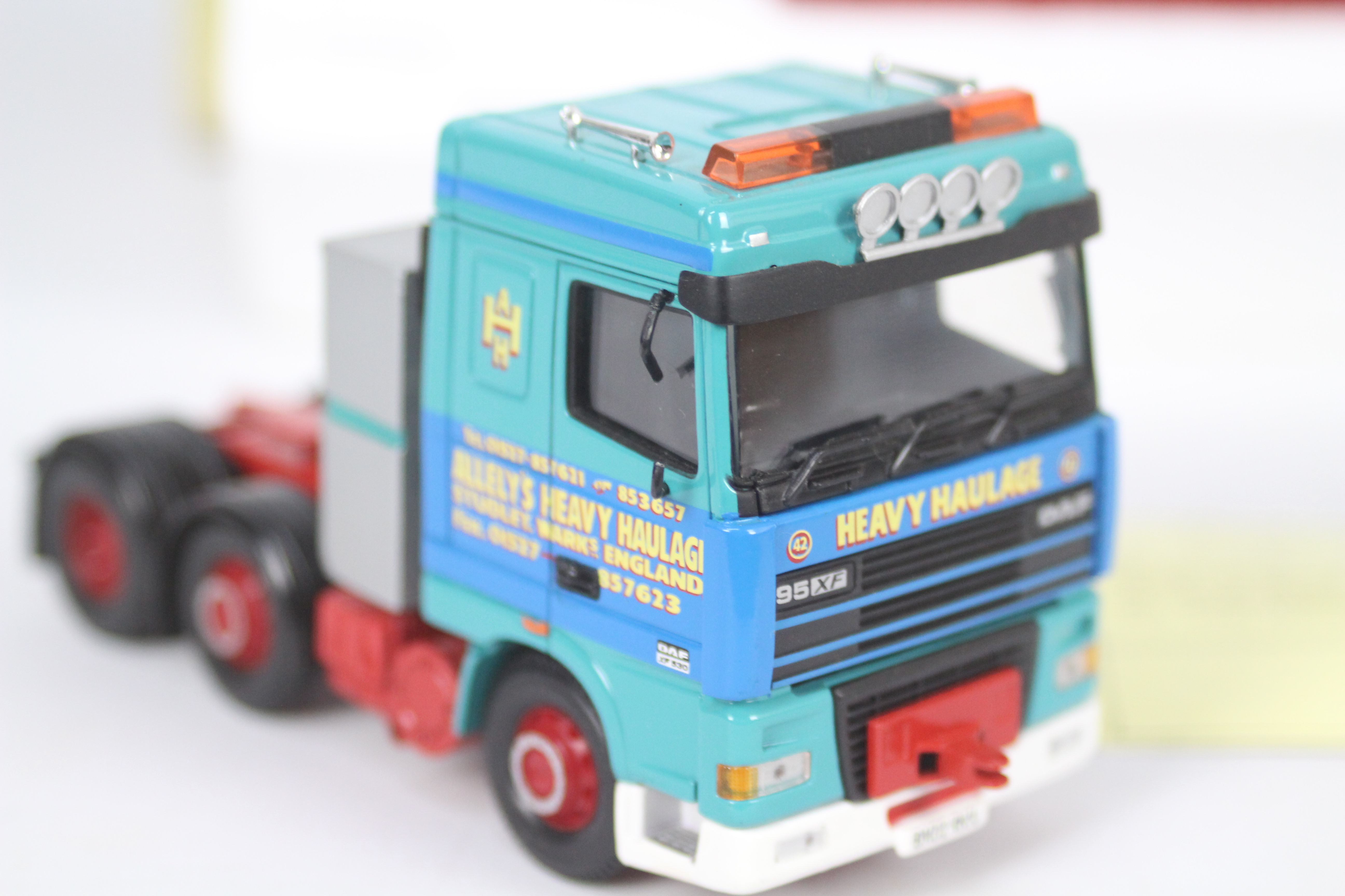 Corgi Heavy Haulage - a 1:50 scale Limited Edition Corgi Heavy Haulage DAF XF Space Cab 3 Axle Low - Image 4 of 4