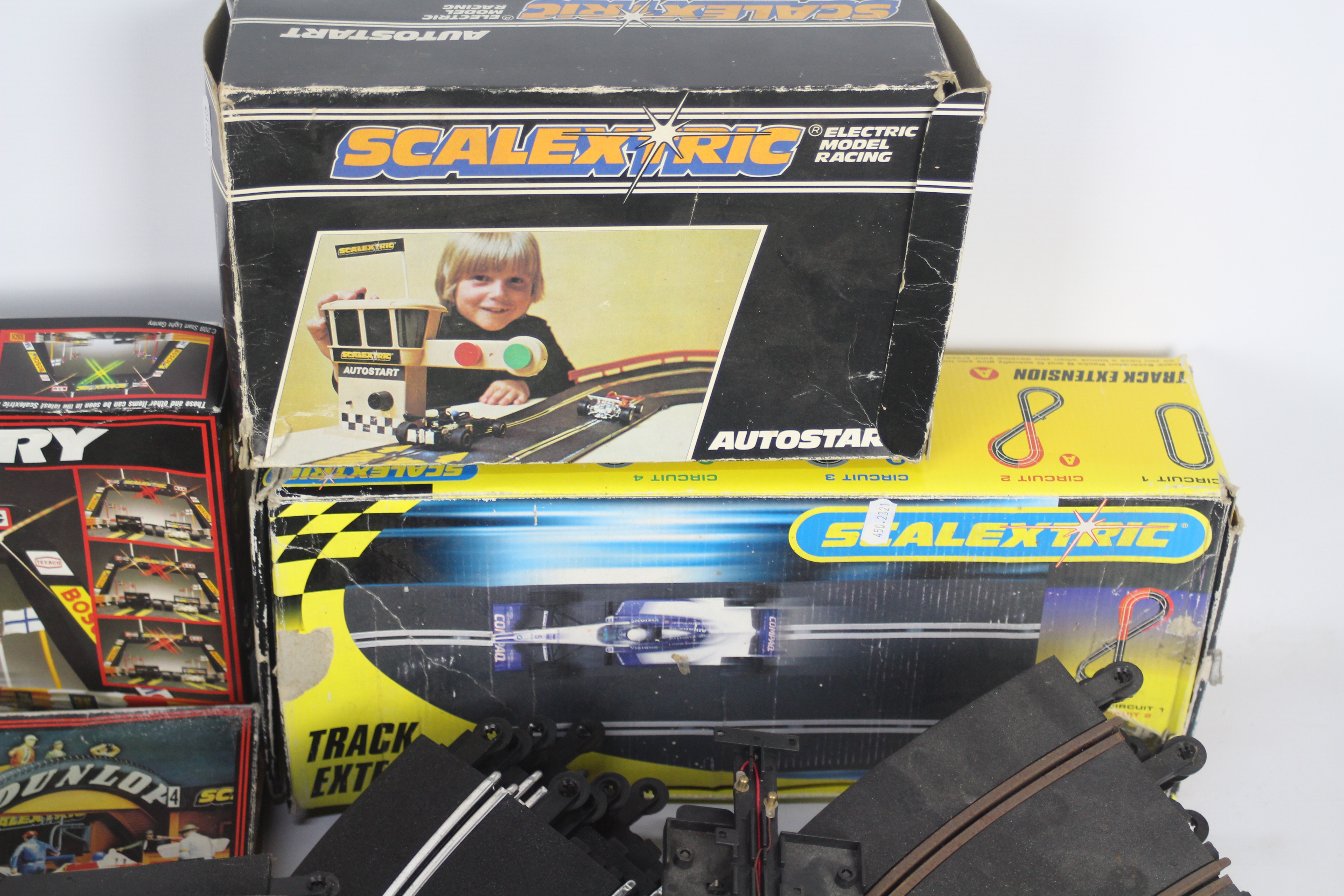 Scalextric - A large quantity of used Scalextric track, a 49 x 38 x 25 cm box full, - Image 3 of 3