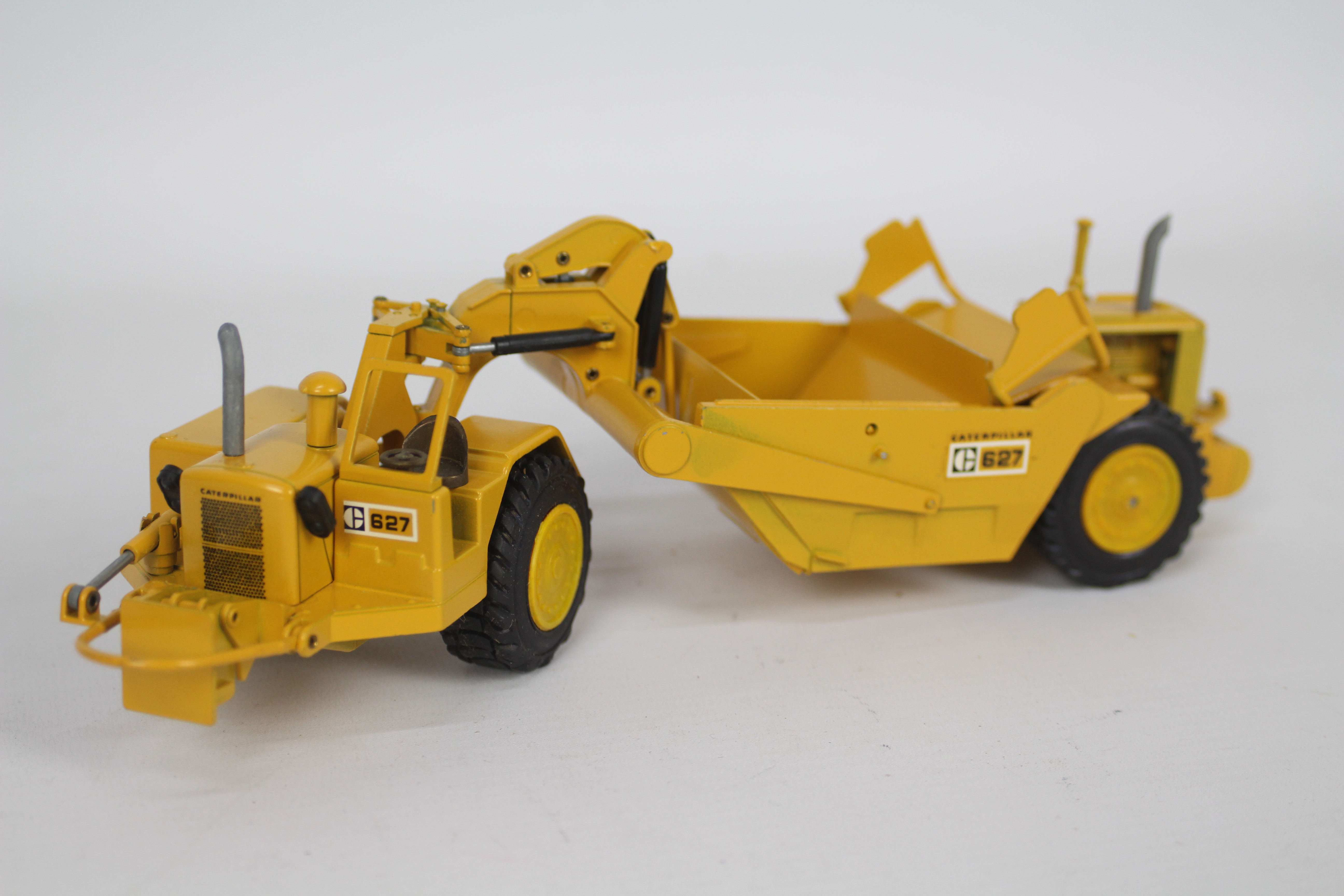 NZG - A boxed CAT 627 Push-Pull Scurfzug scraper in 1:50 scale. # 127. - Image 2 of 3