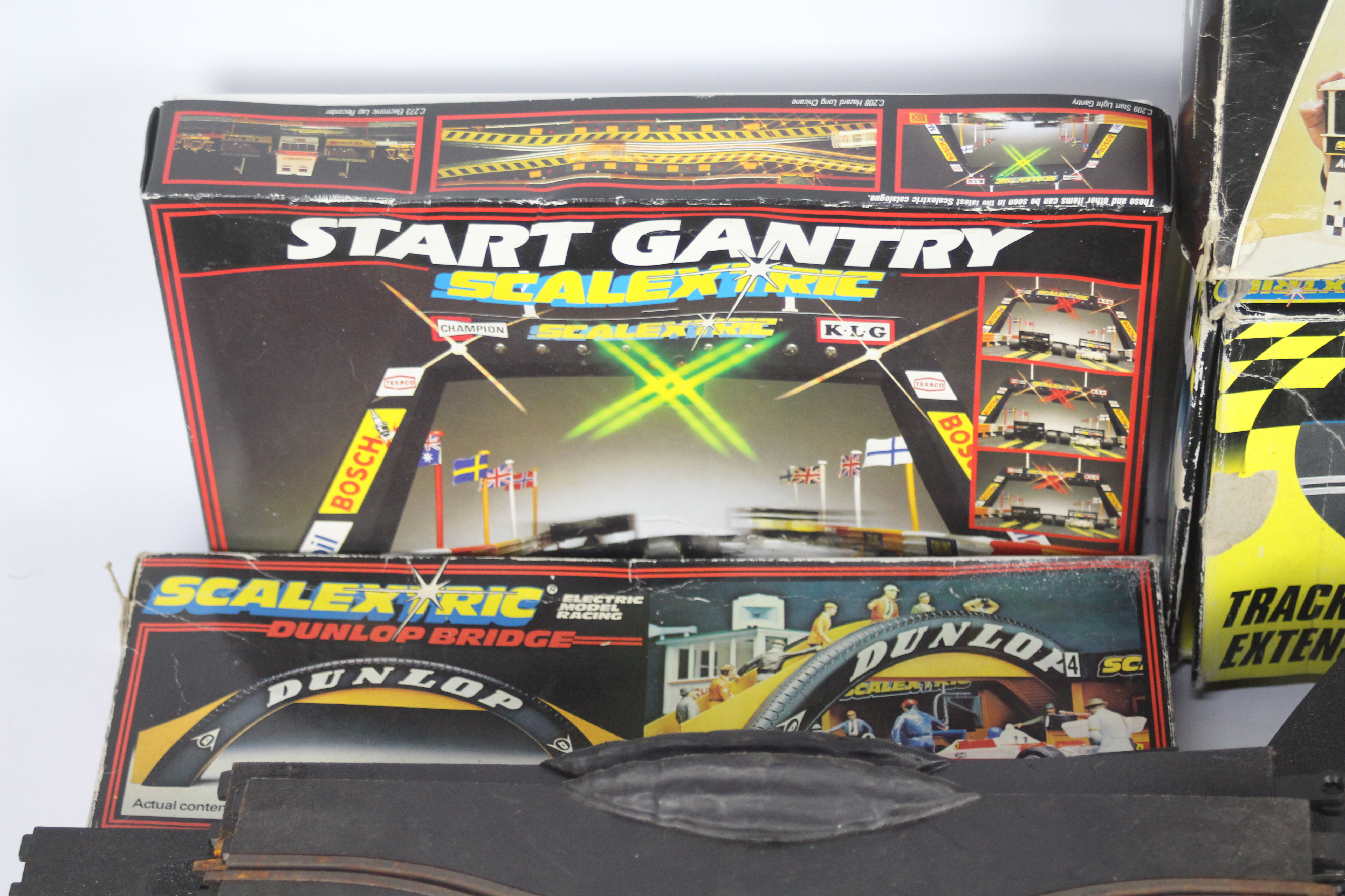 Scalextric - A large quantity of used Scalextric track, a 49 x 38 x 25 cm box full, - Image 2 of 3