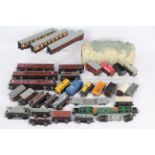 Hornby Dublo - A collection of 32 x unboxed wagons and coaches plus a plastic moulded tunnel.