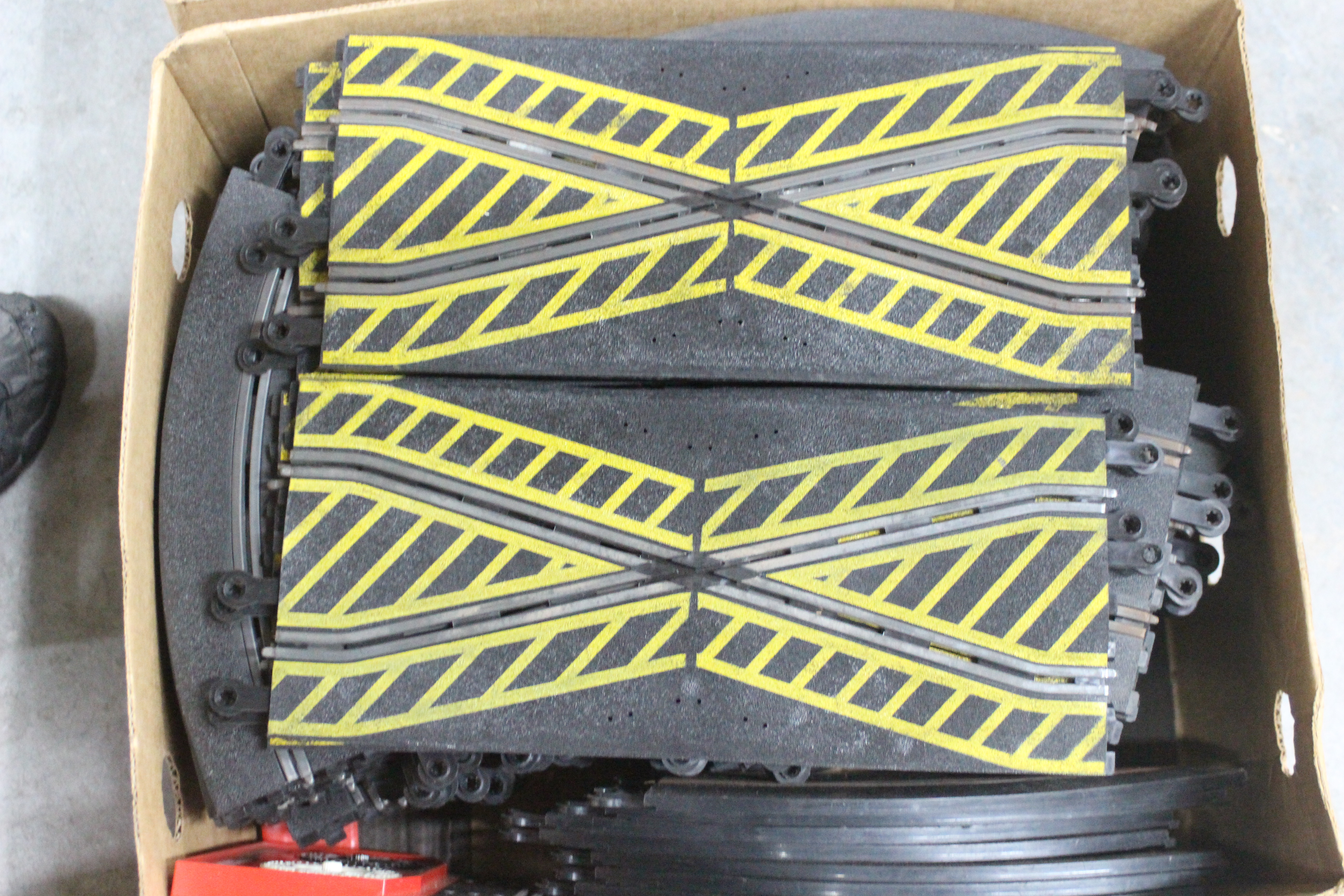 Scalextric - A large quantity of used Scalextric track, two 49 x 38 x 25 cm boxes full, - Image 3 of 3