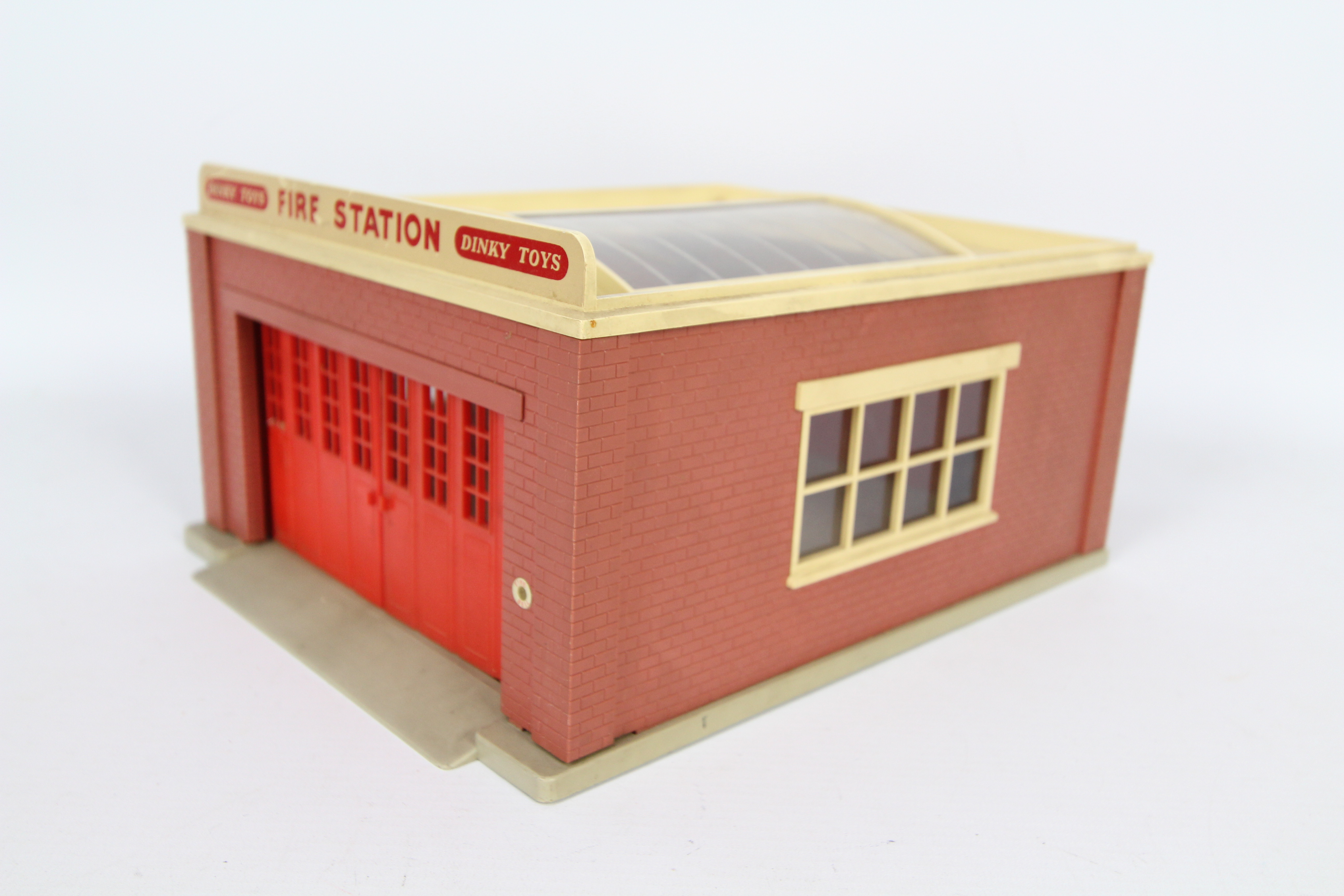 Dinky Toys - An unboxed Dinky Toys #954 Fire Station. - Image 2 of 5