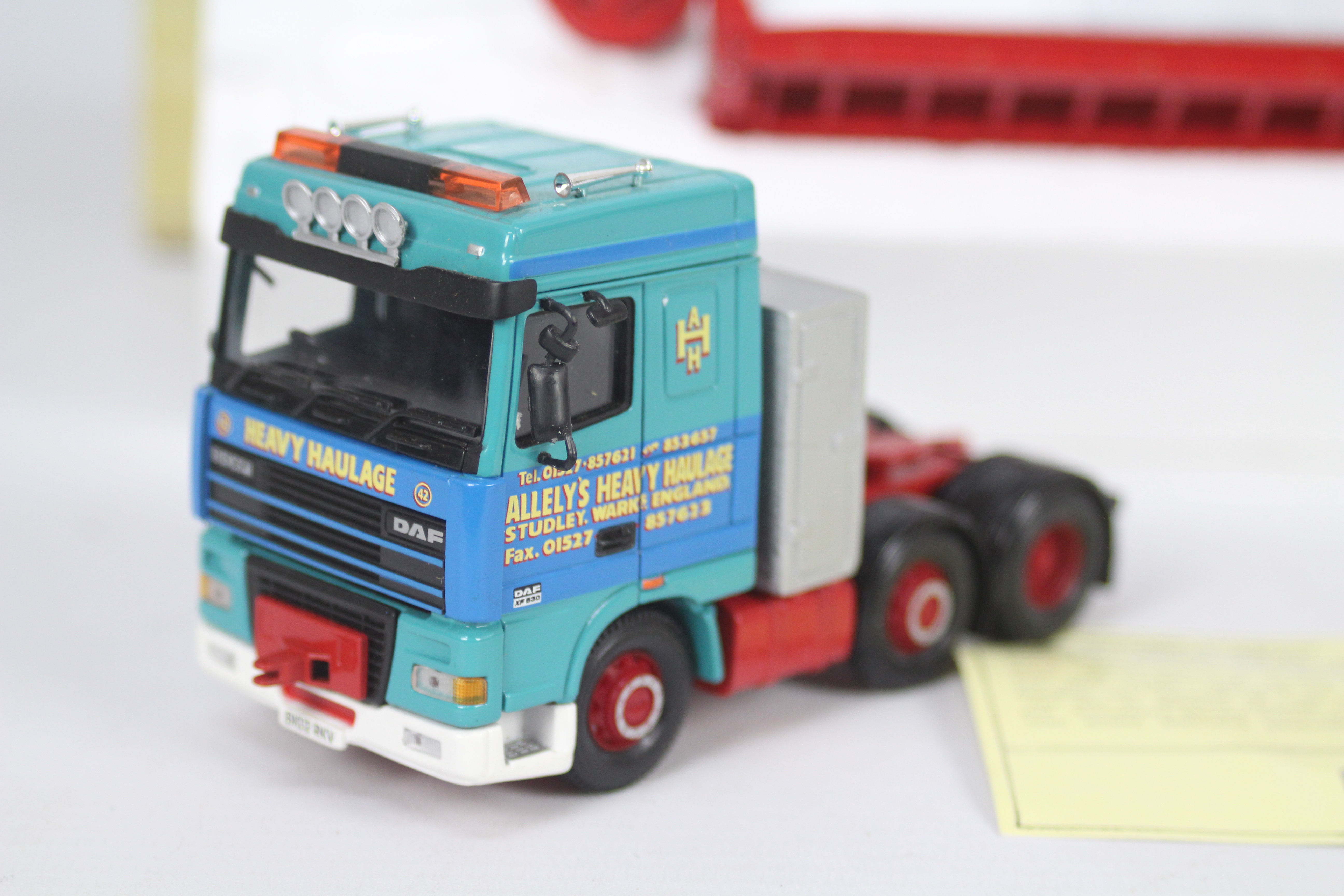 Corgi Heavy Haulage - a 1:50 scale Limited Edition Corgi Heavy Haulage DAF XF Space Cab 3 Axle Low - Image 3 of 4