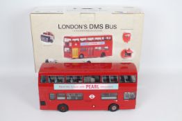 Gilbow - A boxed 1:24 scale Daimler DMS London Transport Bus # 99101.