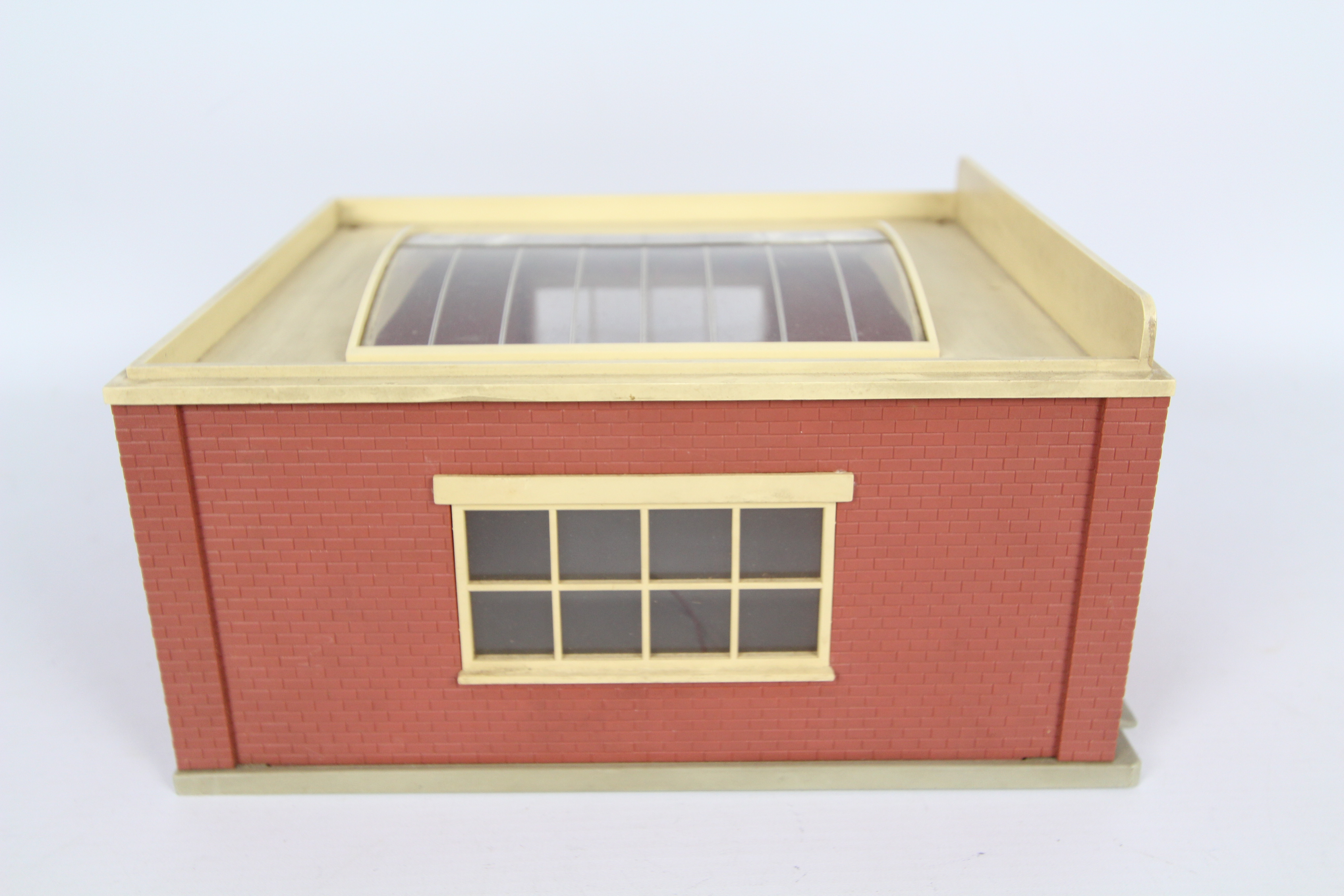 Dinky Toys - An unboxed Dinky Toys #954 Fire Station. - Image 4 of 5