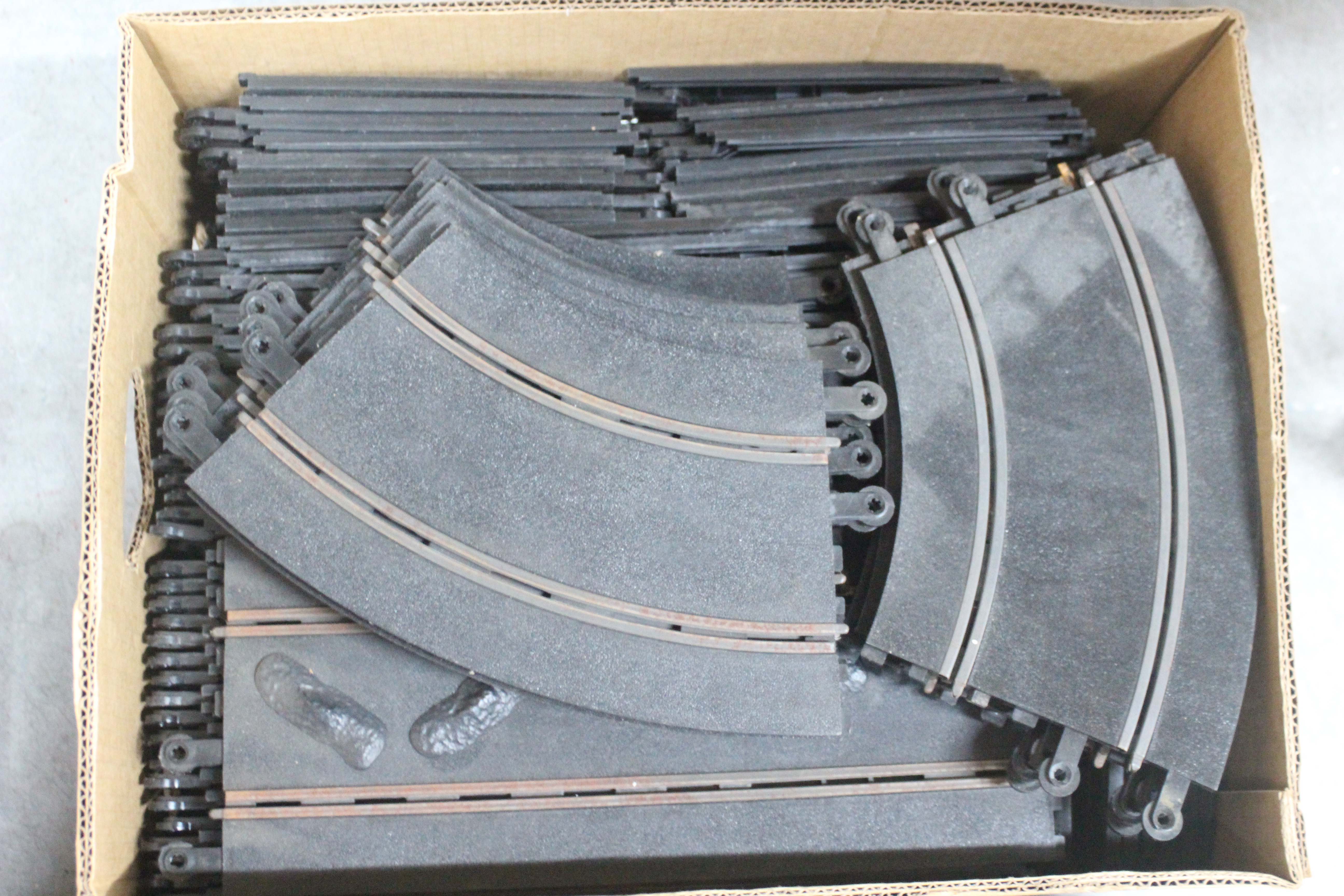 Scalextric - A large quantity of used Scalextric track, two 49 x 38 x 25 cm boxes full, - Image 2 of 3