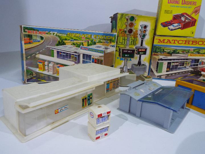 Matchbox - Blue-Box - Trad Toy - Marx - Corgi - 5 x garage and accessory models, - Image 2 of 3