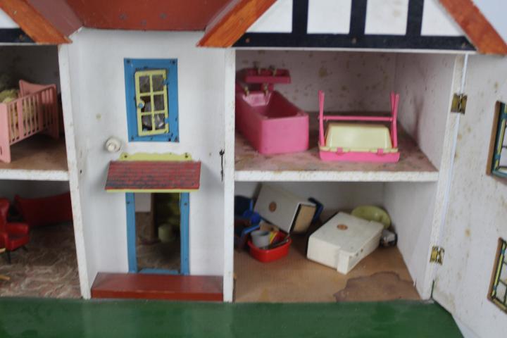 Triang - A wooden Dolls House possibly by Triang together with contents . - Image 4 of 4