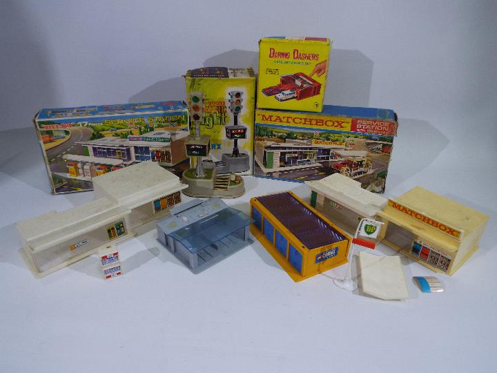 Matchbox - Blue-Box - Trad Toy - Marx - Corgi - 5 x garage and accessory models,