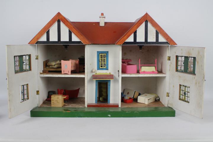 Triang - A wooden Dolls House possibly by Triang together with contents . - Image 2 of 4
