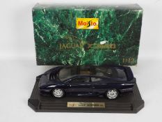 Maisto - A boxed diecast 1:12 scale Maisto #33201 1992 Jaguar XJ220.