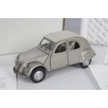 Franklin Mint - A boxed 1:24 scale 1951 Citroen 2CV.