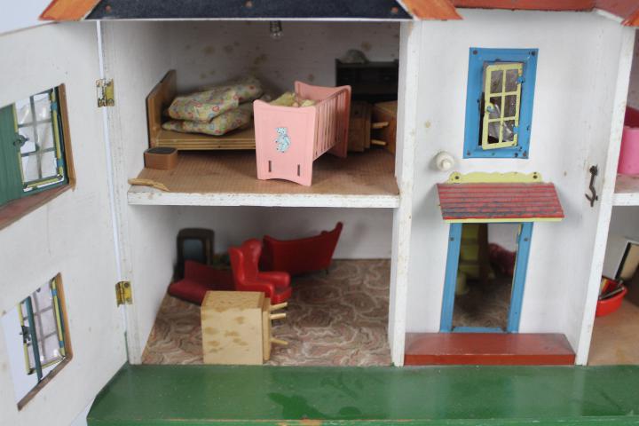 Triang - A wooden Dolls House possibly by Triang together with contents . - Image 3 of 4