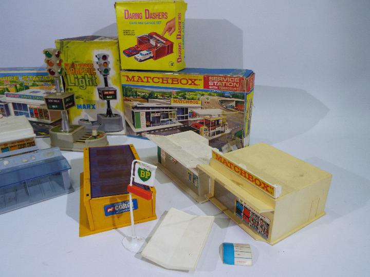 Matchbox - Blue-Box - Trad Toy - Marx - Corgi - 5 x garage and accessory models, - Image 3 of 3