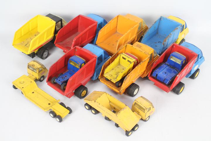 Tonka - 12 x vintage pressed steel trucks including seven tipper trucks measuring 22 cm in length - Image 2 of 3