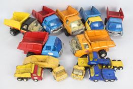 Tonka - 12 x vintage pressed steel trucks including seven tipper trucks measuring 22 cm in length