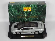 Maisto - A boxed diecast 1:12 scale Maisto #33201 1992 Jaguar XJ220.