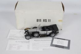 Franklin Mint - A boxed 1:24 scale 1925 Rolls Royce Silver Ghost by Franklin Mint .