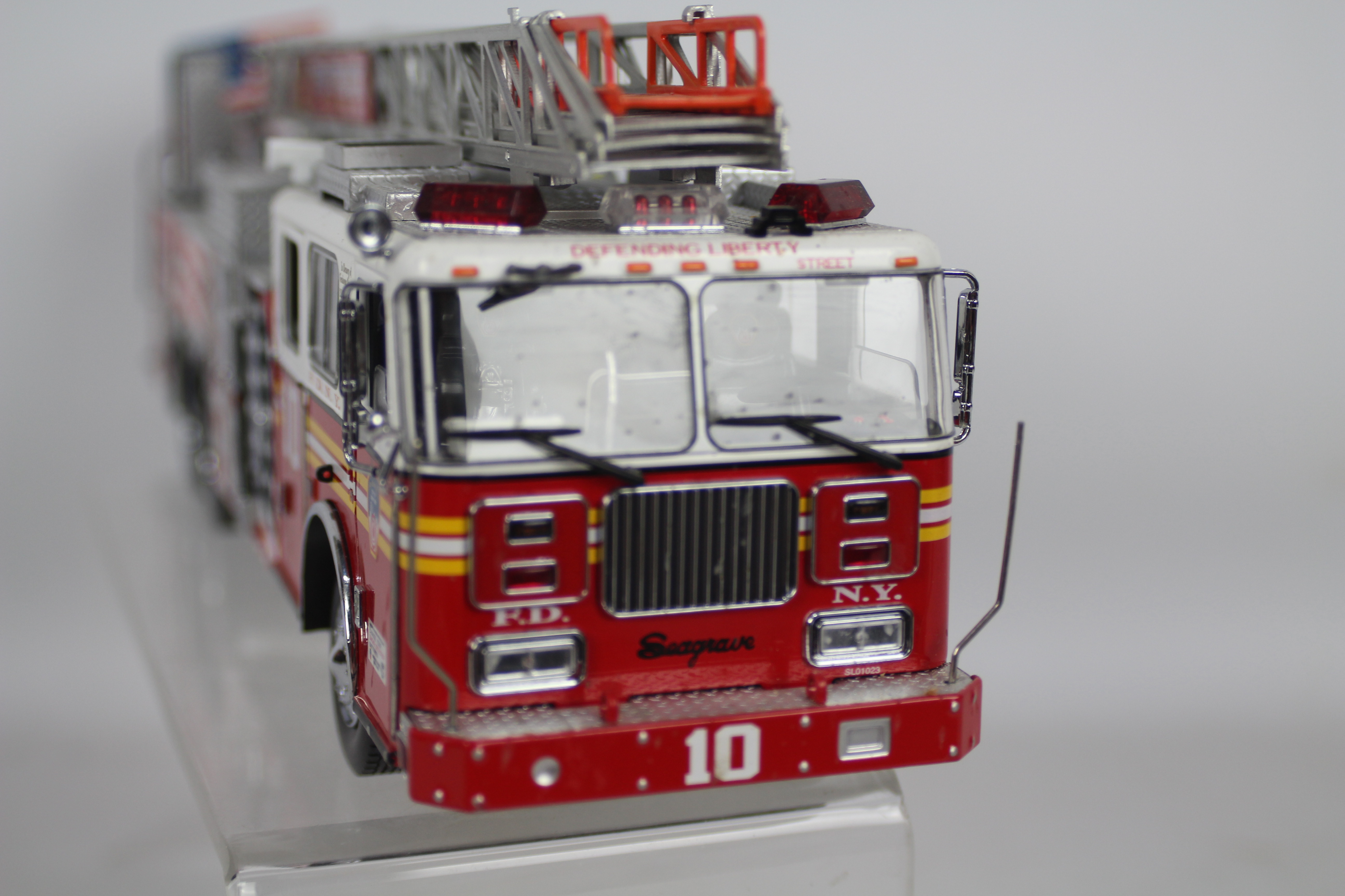 Code 3 Collectibles - A 2001 Seagrave 10 - Image 4 of 4