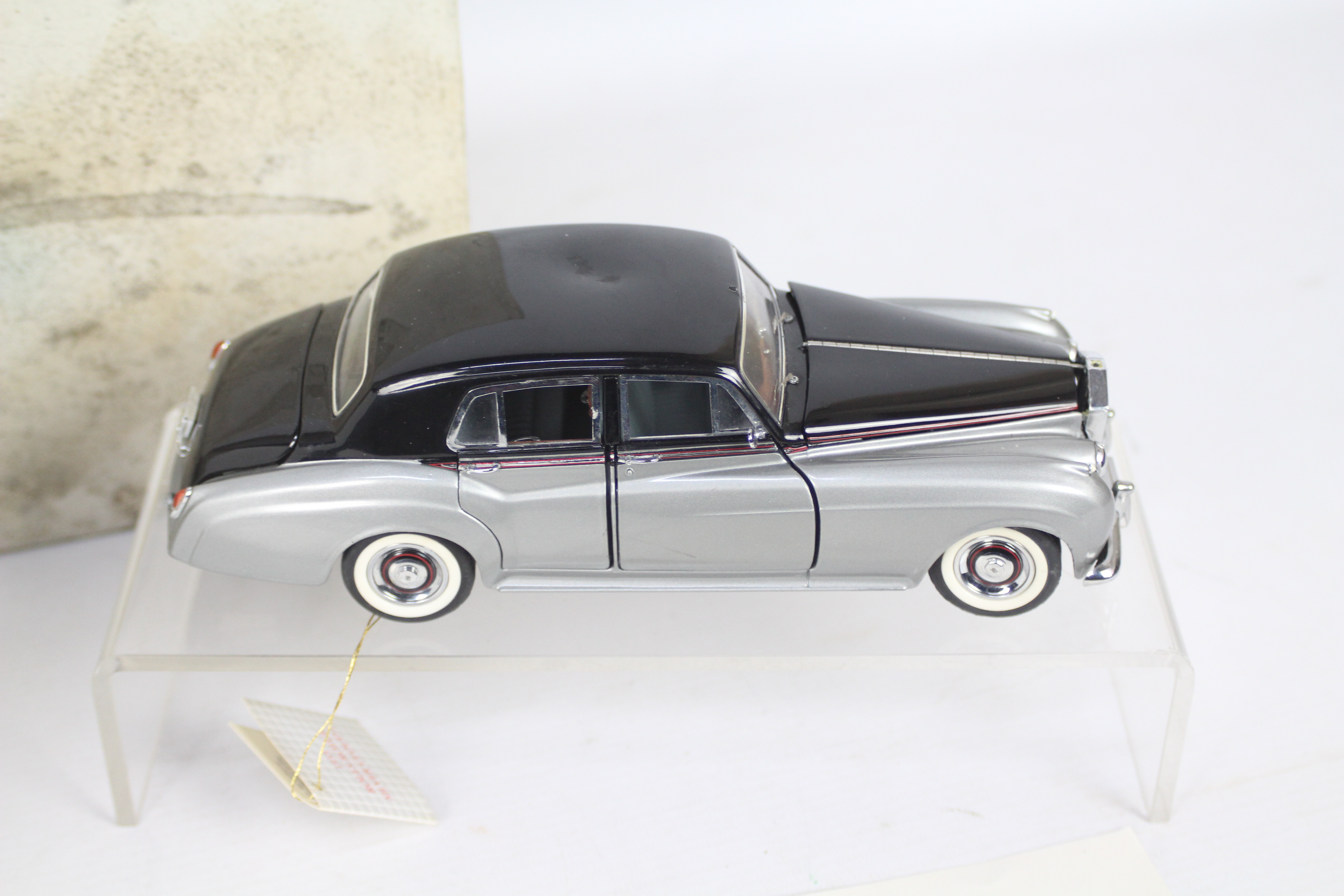 Franklin Mint - A boxed 1:24 scale 1955 Rolls Royce Silver Cloud by Franklin Mint. - Image 2 of 5