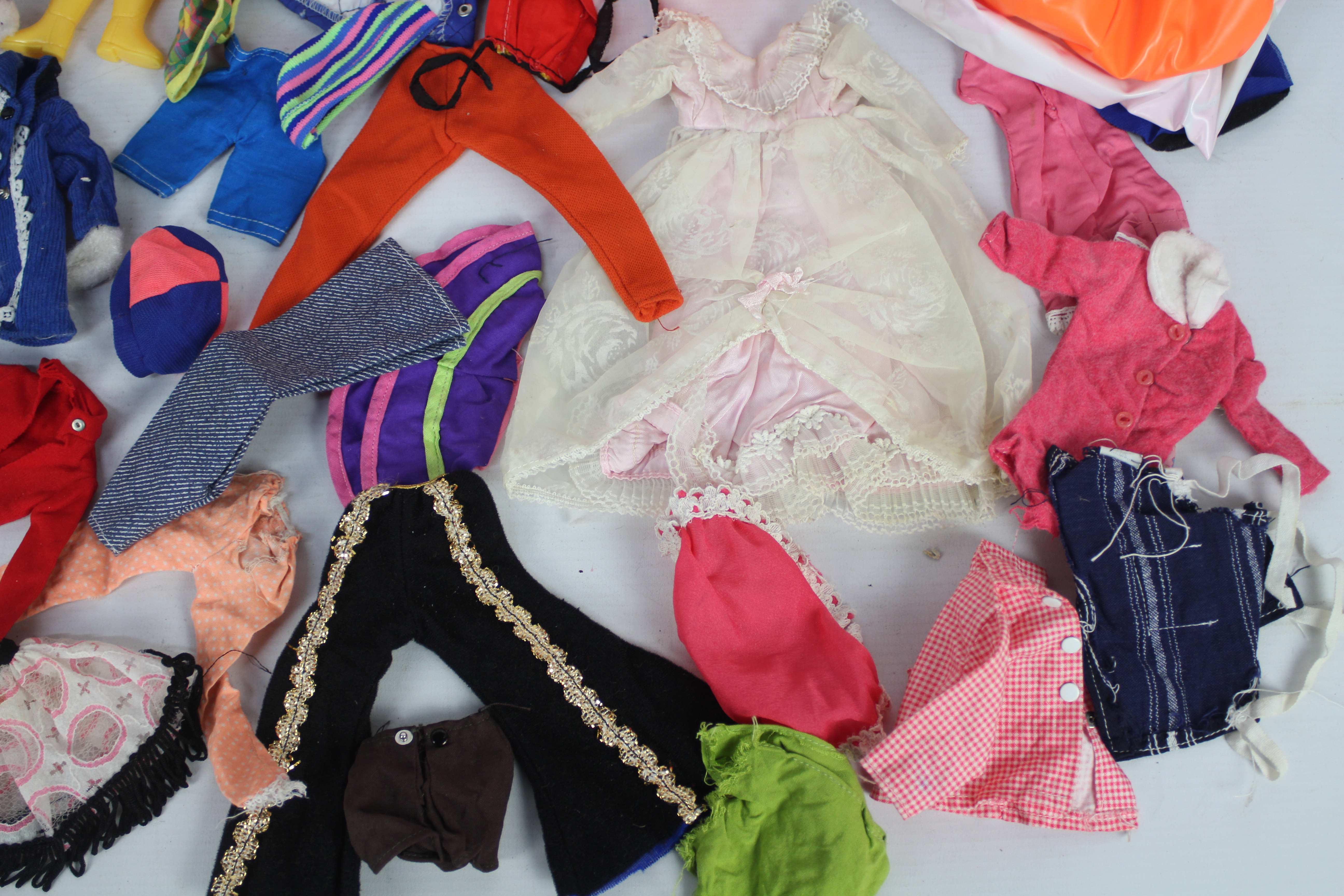 Sindy - A vintage Sindy doll with a large quantity of clothing and some accessories. - Image 7 of 9