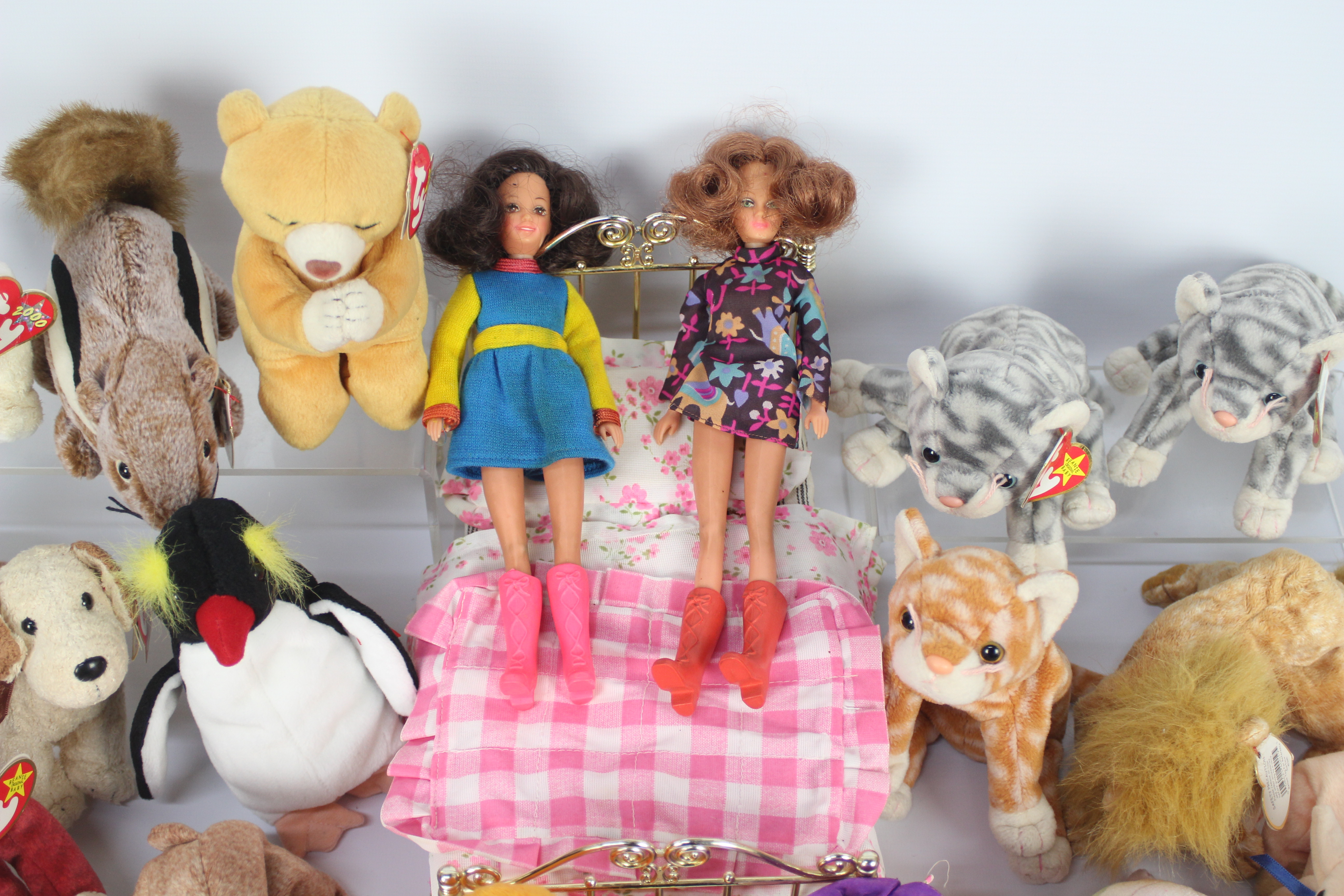 Ty - Hasbro - 2 x vintage Hasbro dolls with outfits and a bed along with 19 x Ty Beanie's. - Image 4 of 6