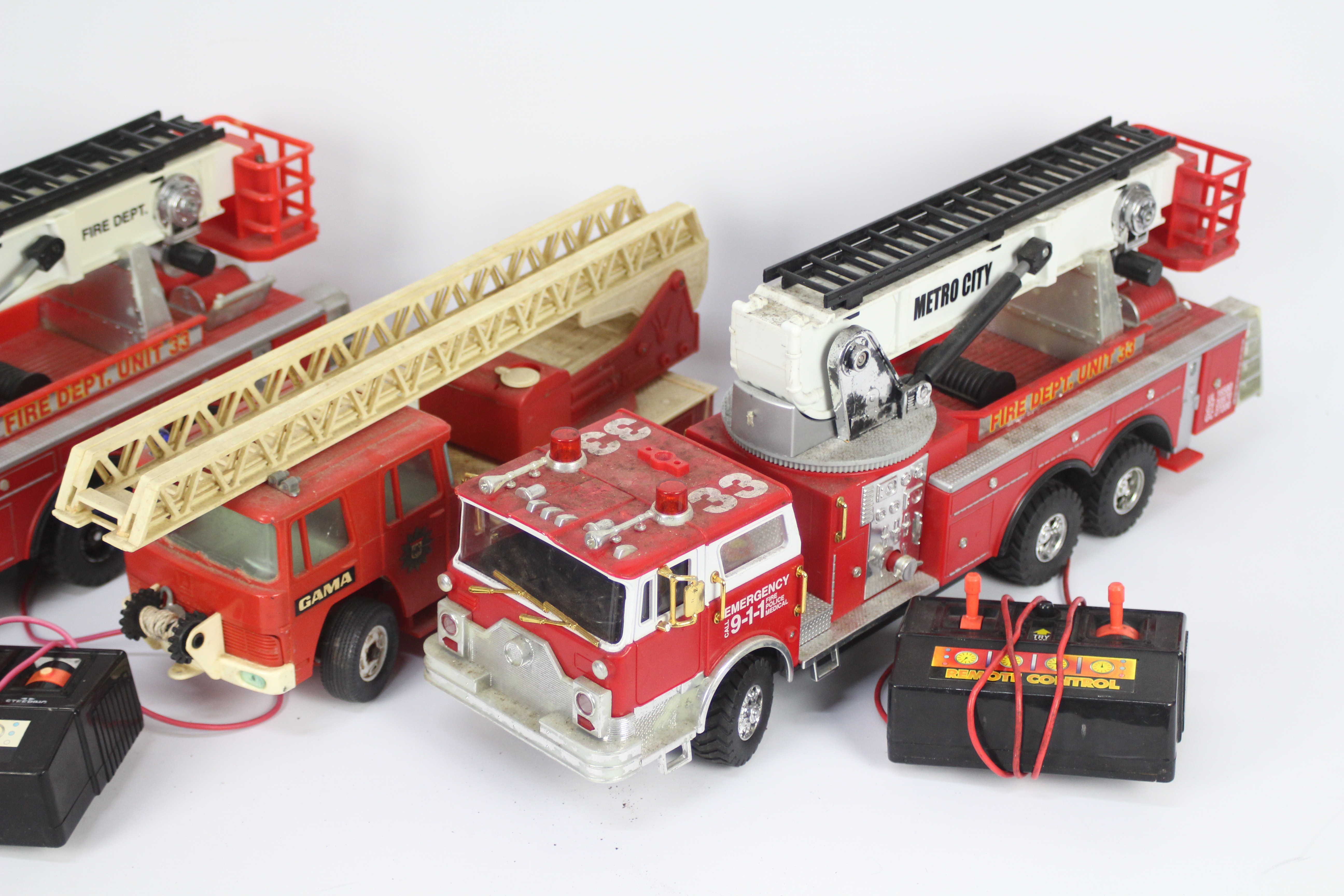 Gama - Scientific Toys - 3 x vintage remote control Fire Engines for restoration or spares, - Image 3 of 3