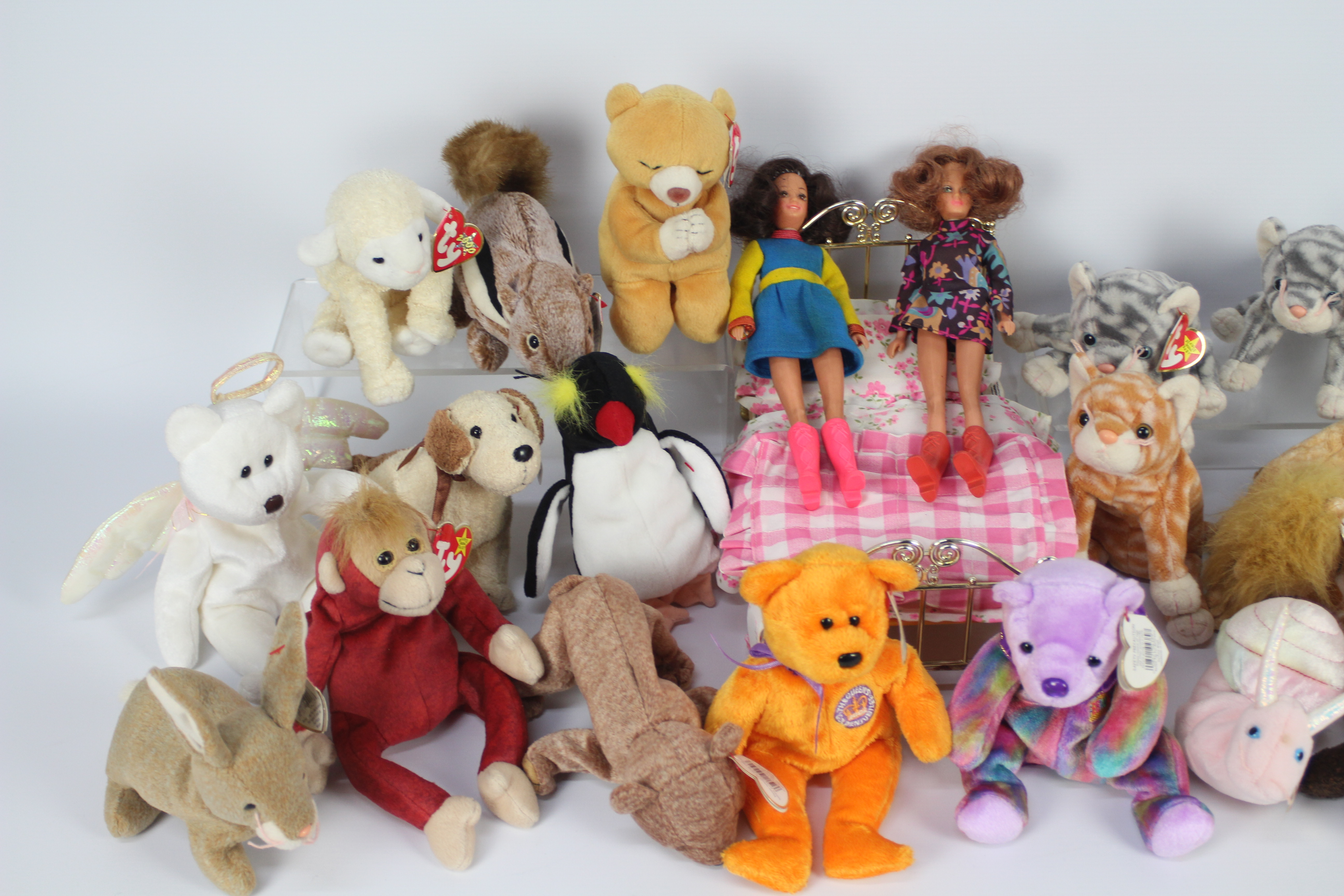 Ty - Hasbro - 2 x vintage Hasbro dolls with outfits and a bed along with 19 x Ty Beanie's. - Image 2 of 6