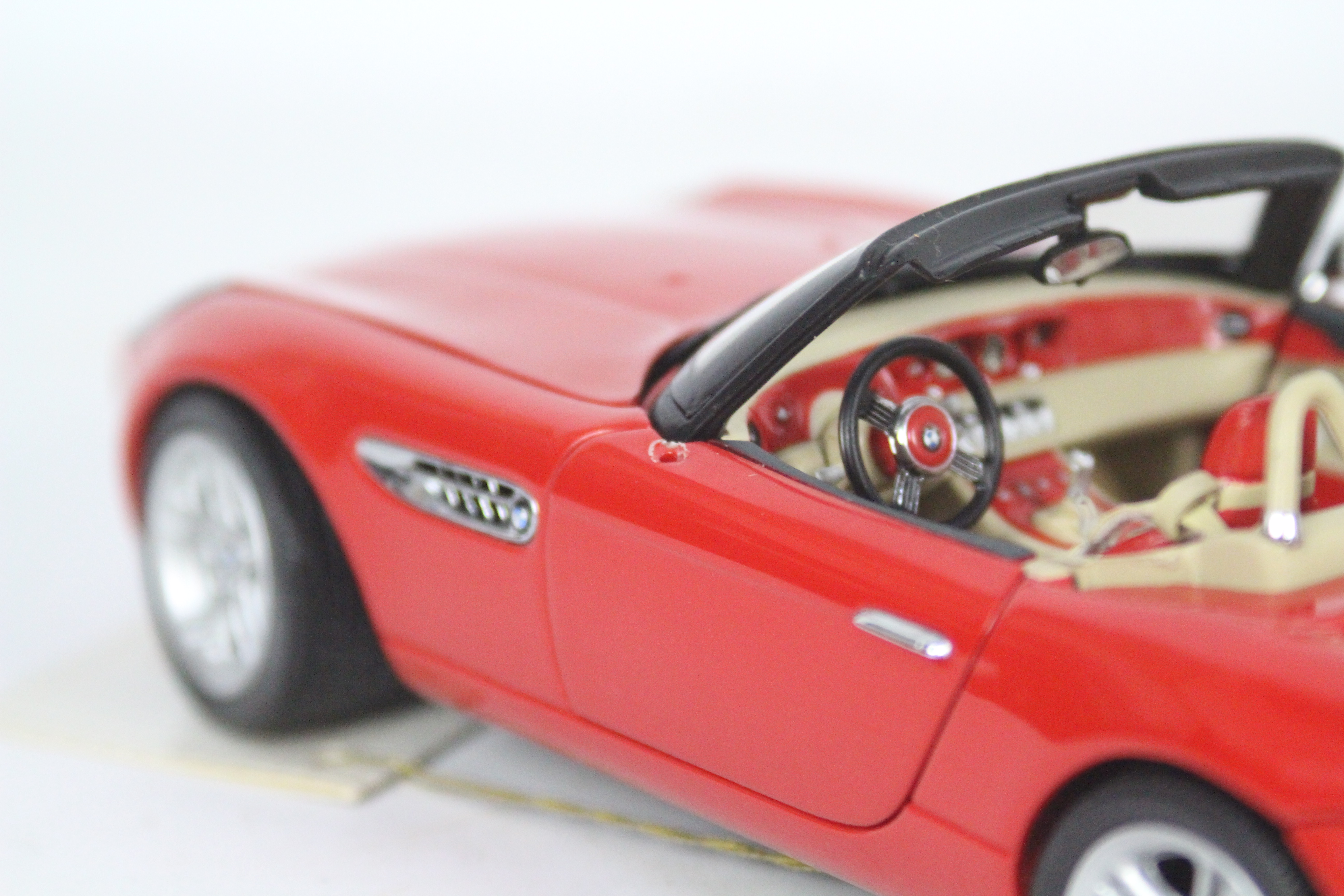 Franklin Mint - A boxed 1:24 scale BMW Z8 by Franklin Mint. - Image 6 of 6