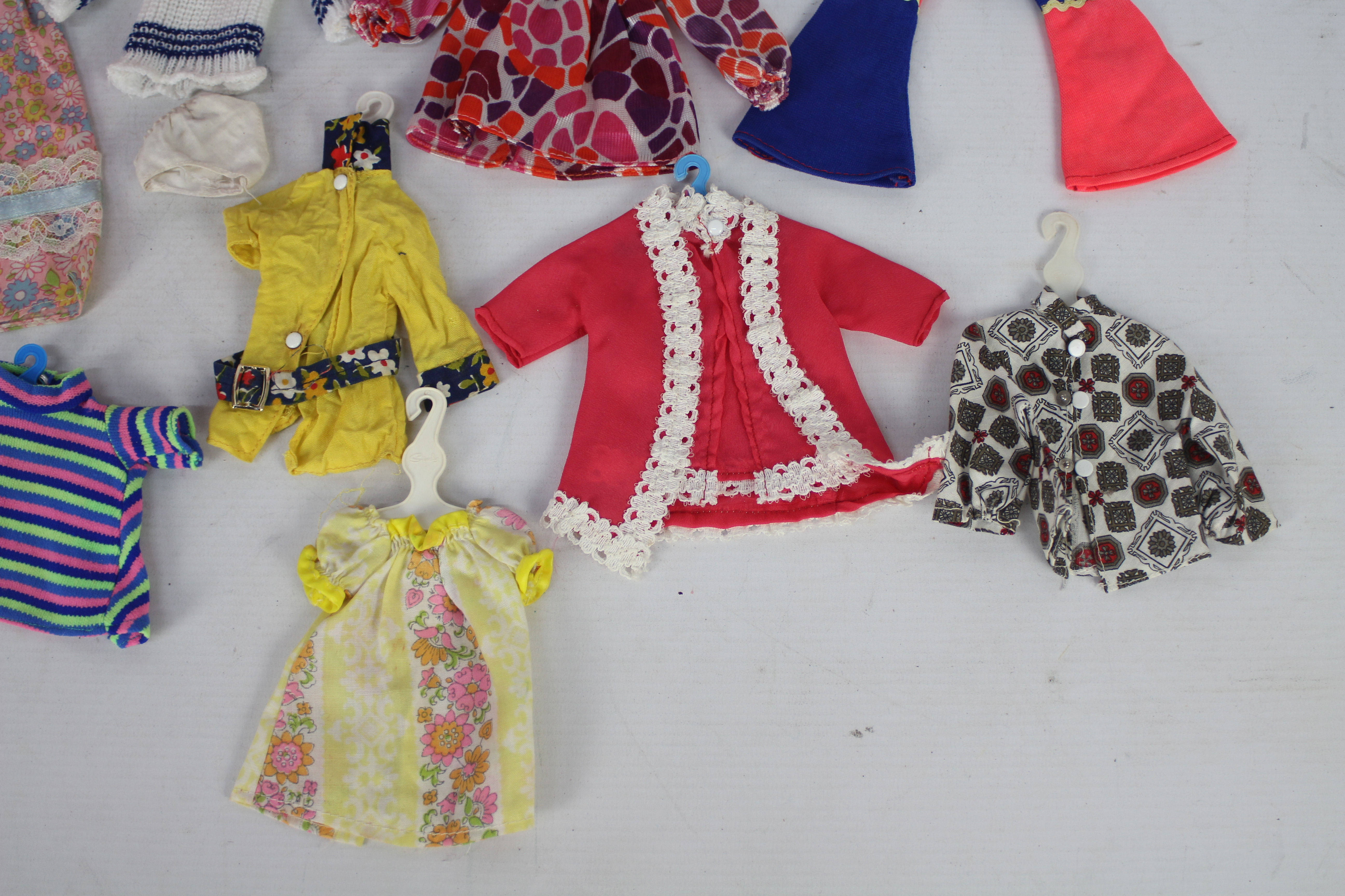 Sindy - A vintage Sindy carry case with doll and 12 x clothes hangers with outfits. - Image 5 of 7