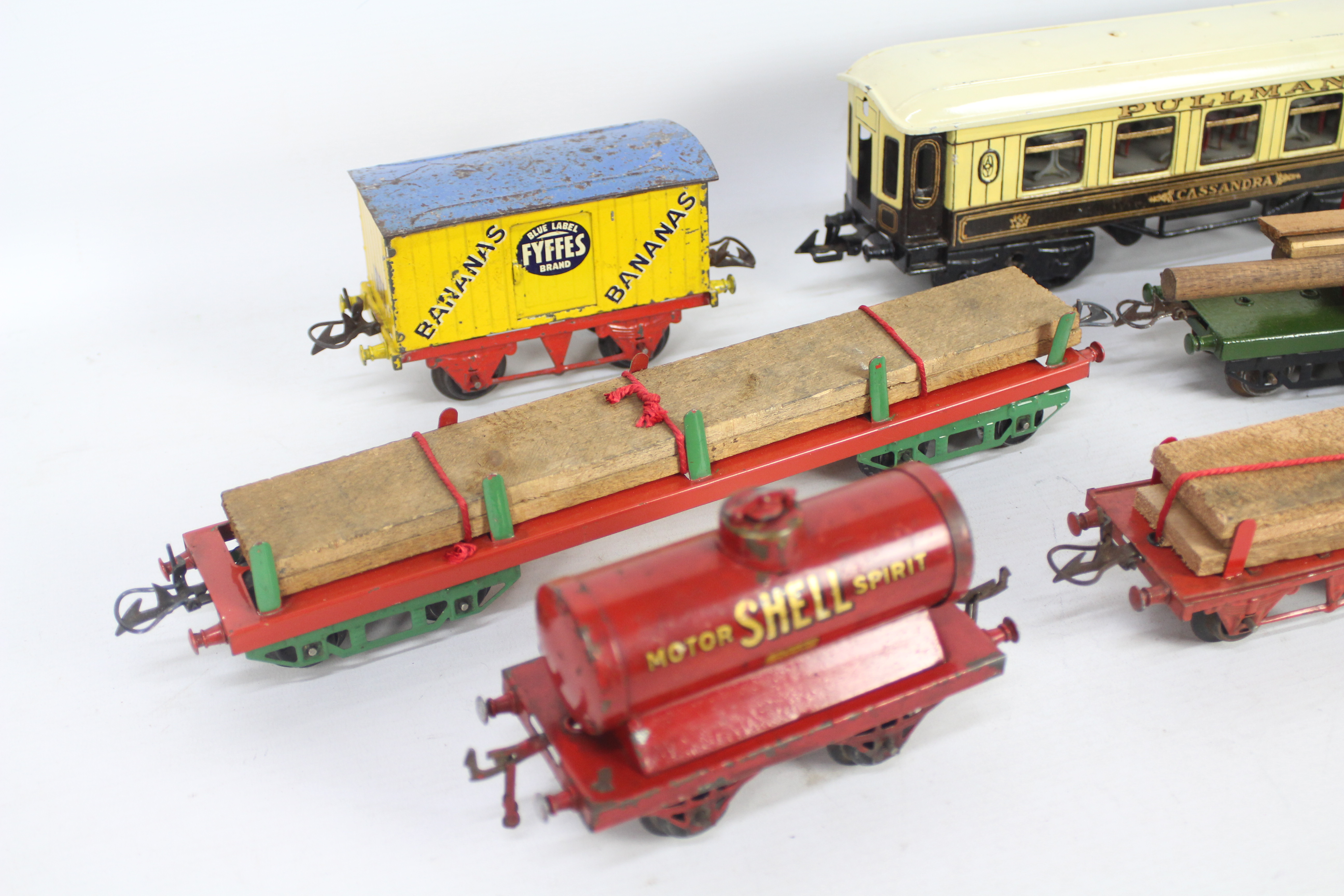 Hornby - A collection of 7 x items of O gauge rolling stock including a Pullman coach, - Image 4 of 4