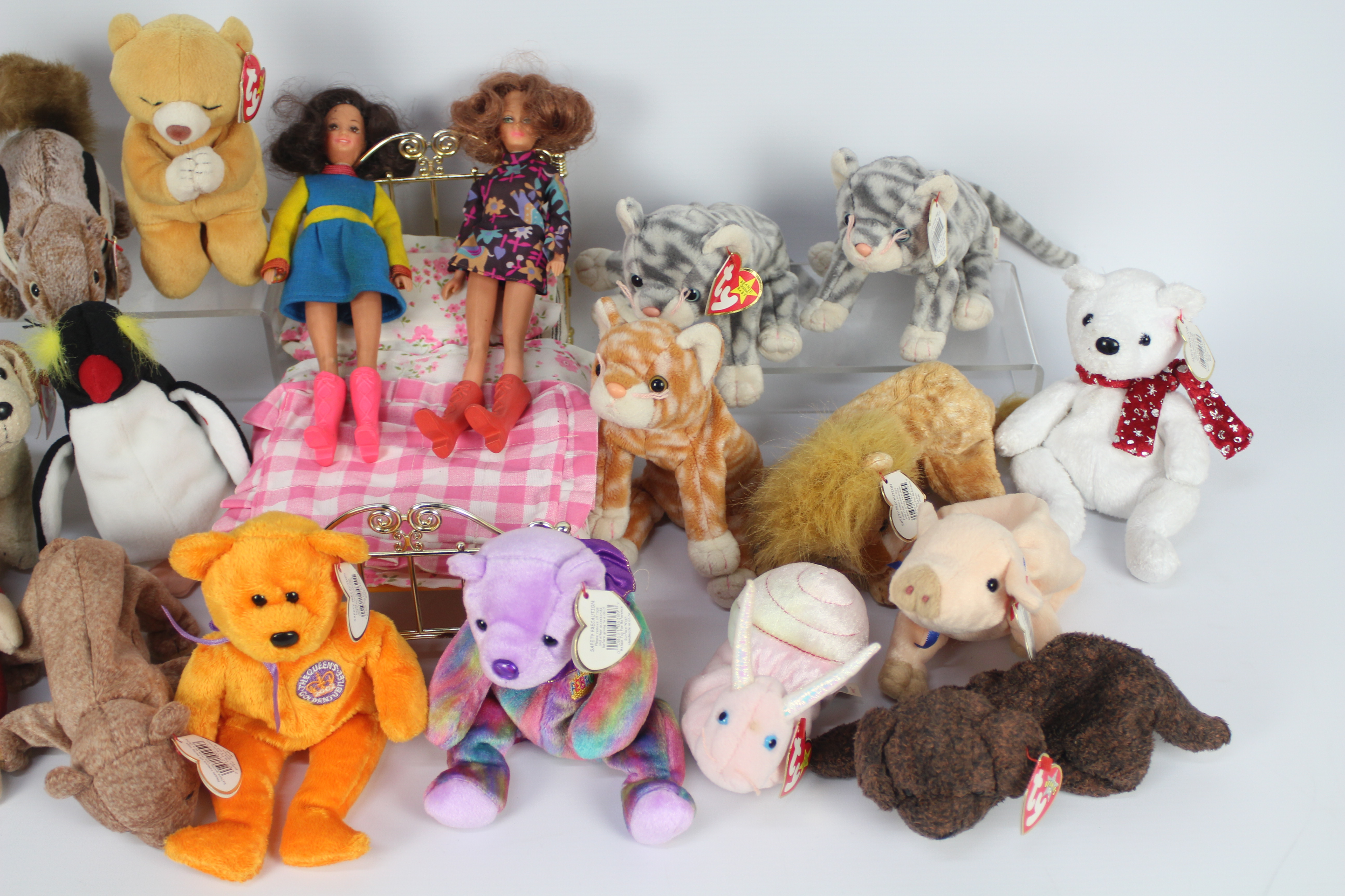 Ty - Hasbro - 2 x vintage Hasbro dolls with outfits and a bed along with 19 x Ty Beanie's. - Image 3 of 6