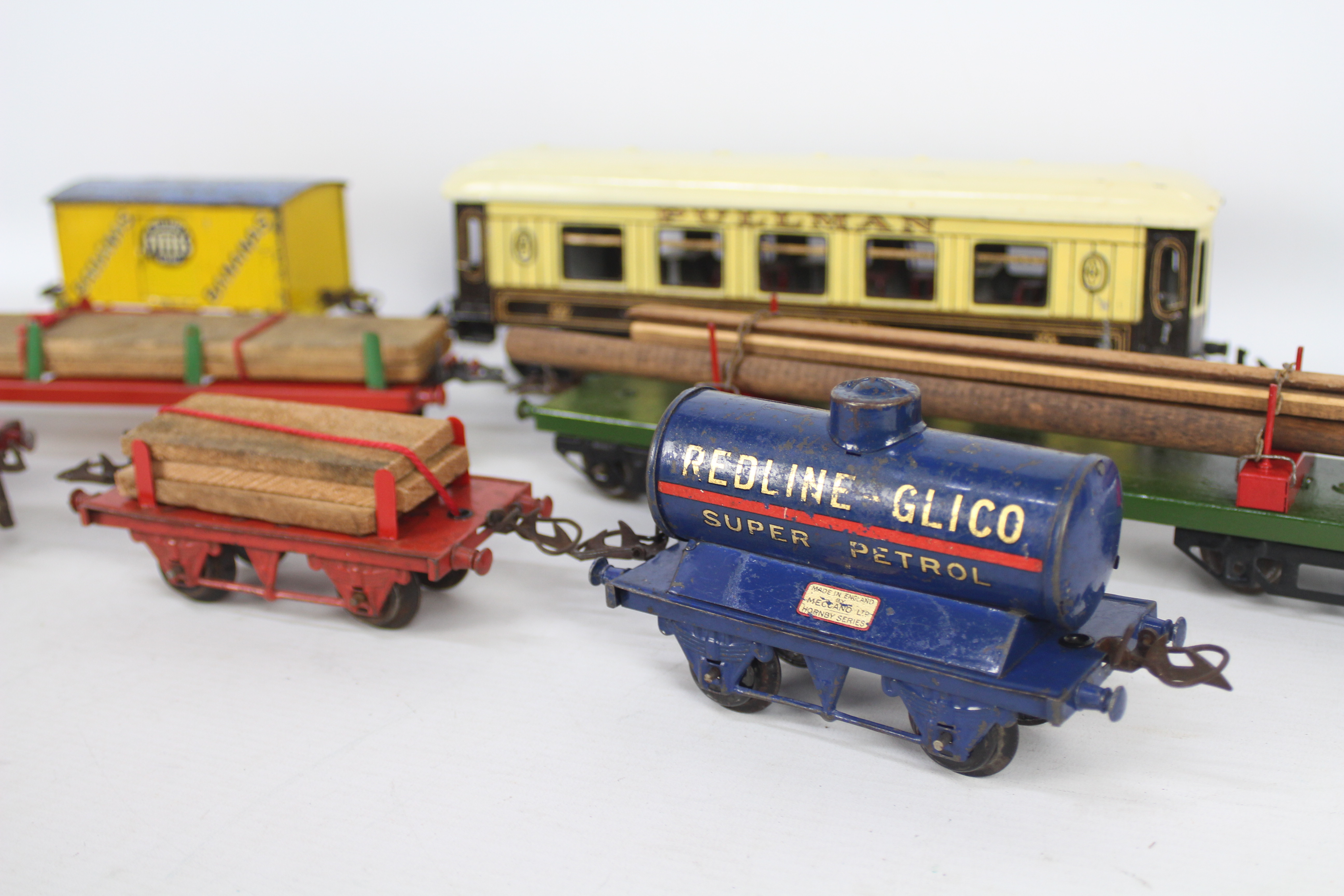 Hornby - A collection of 7 x items of O gauge rolling stock including a Pullman coach, - Image 3 of 4