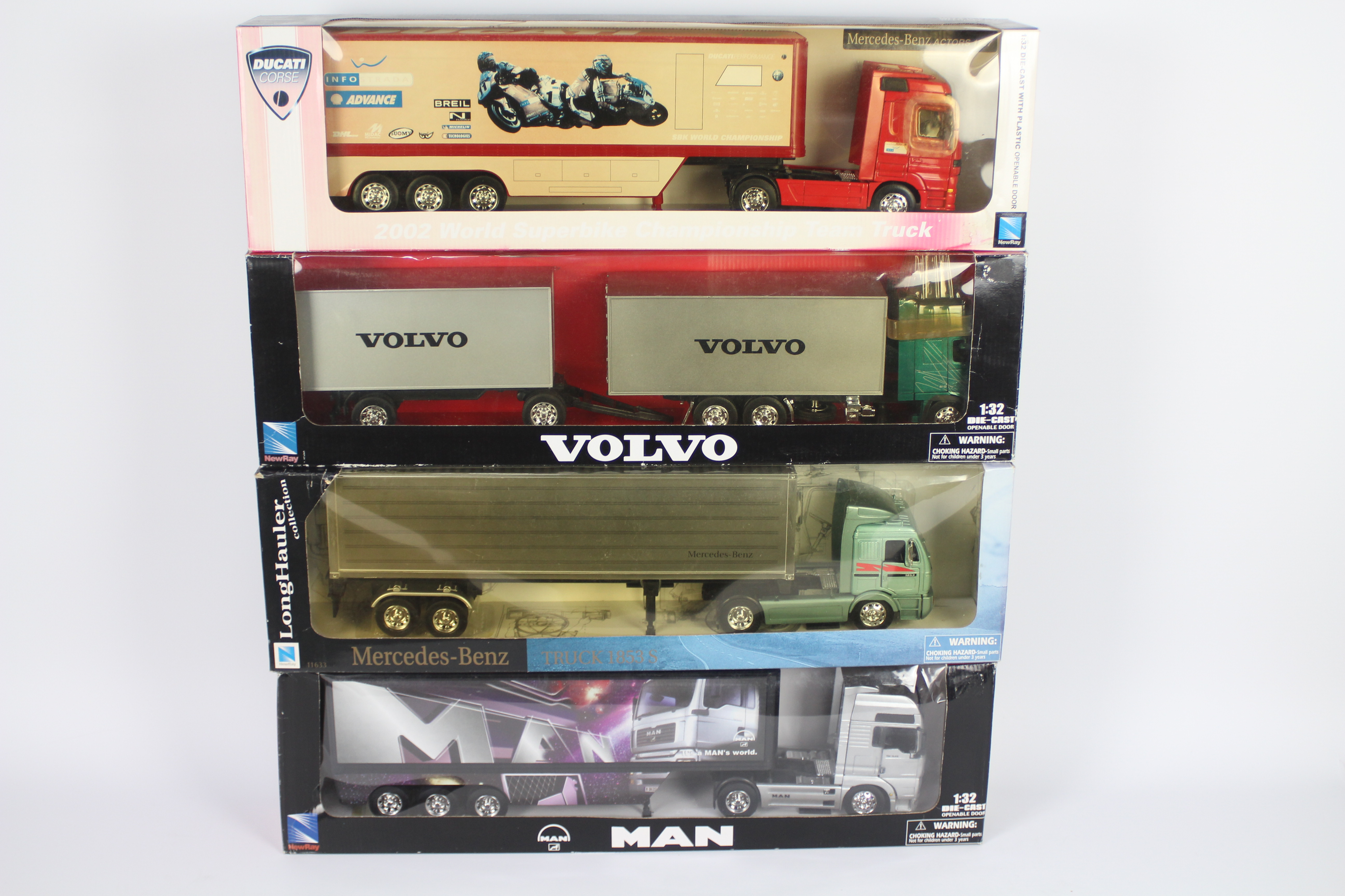 NewRay - 4 x boxed trucks in 1:32 scale, a MAN TG18.