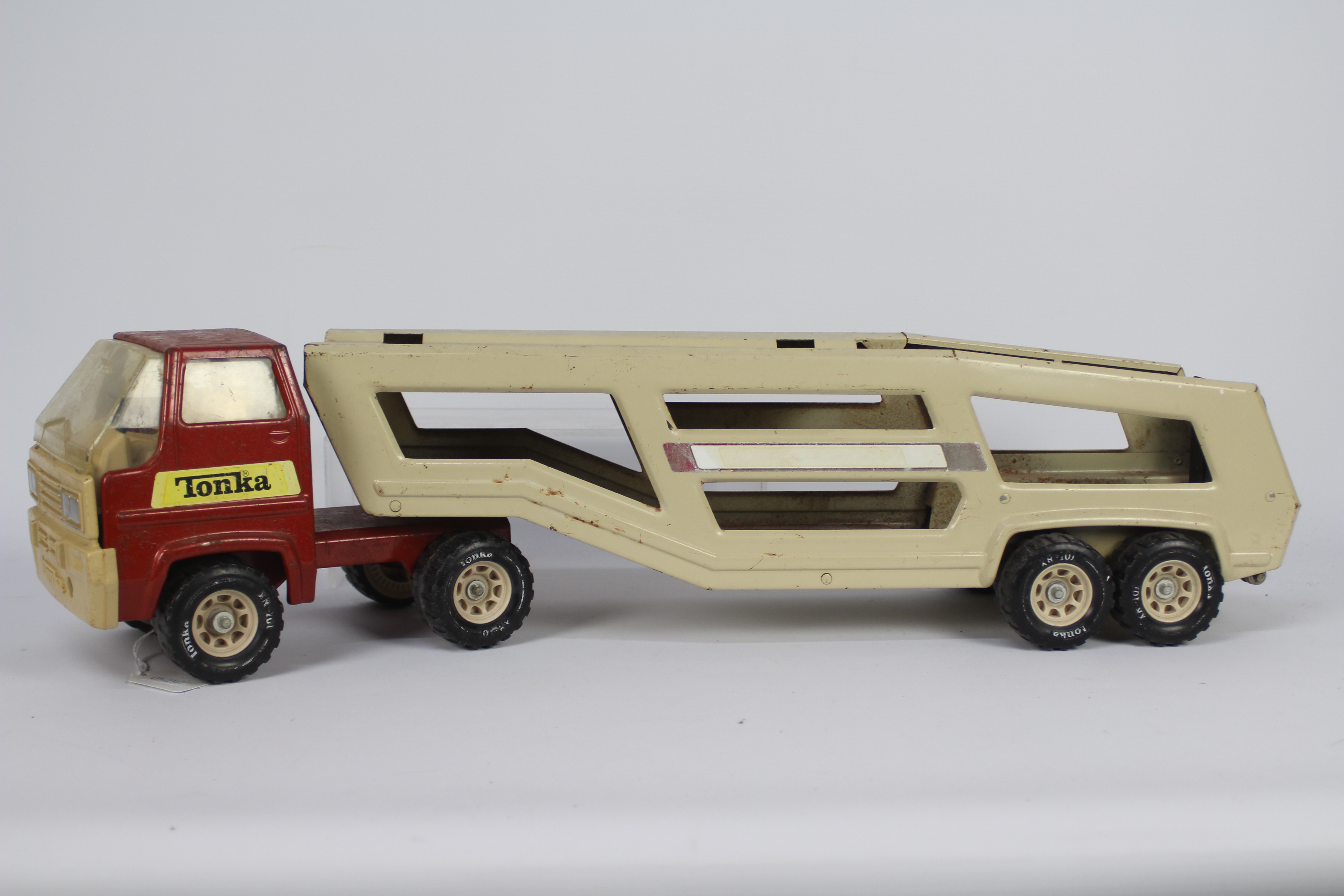 Tonka - A large vintage pressed steel Tonka car transporter which measure 69 cm in length.