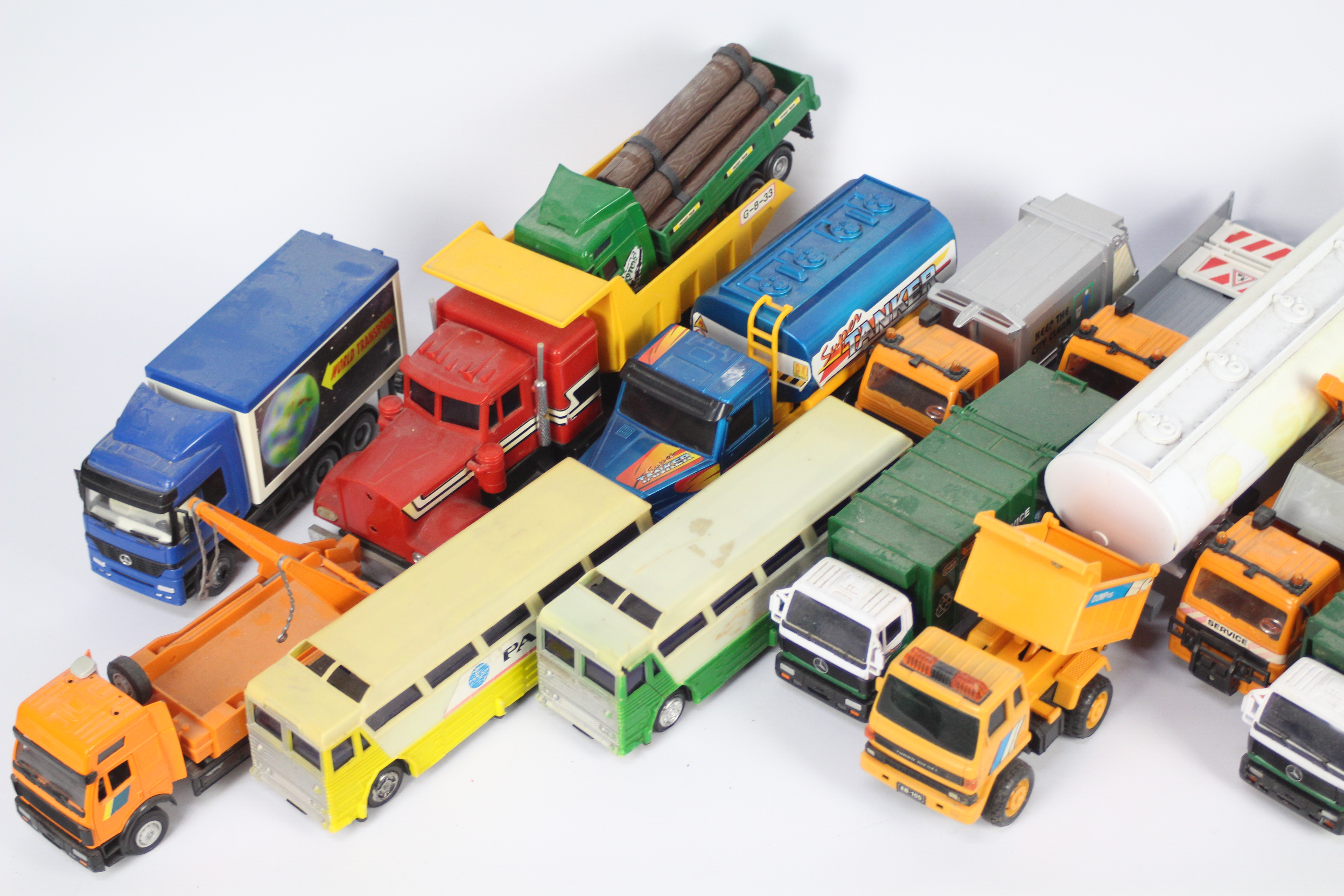 NewRay - Hongwell - Chad Valley - 18 x truck models in various scales including a 1:32 Mercedes - Image 2 of 5