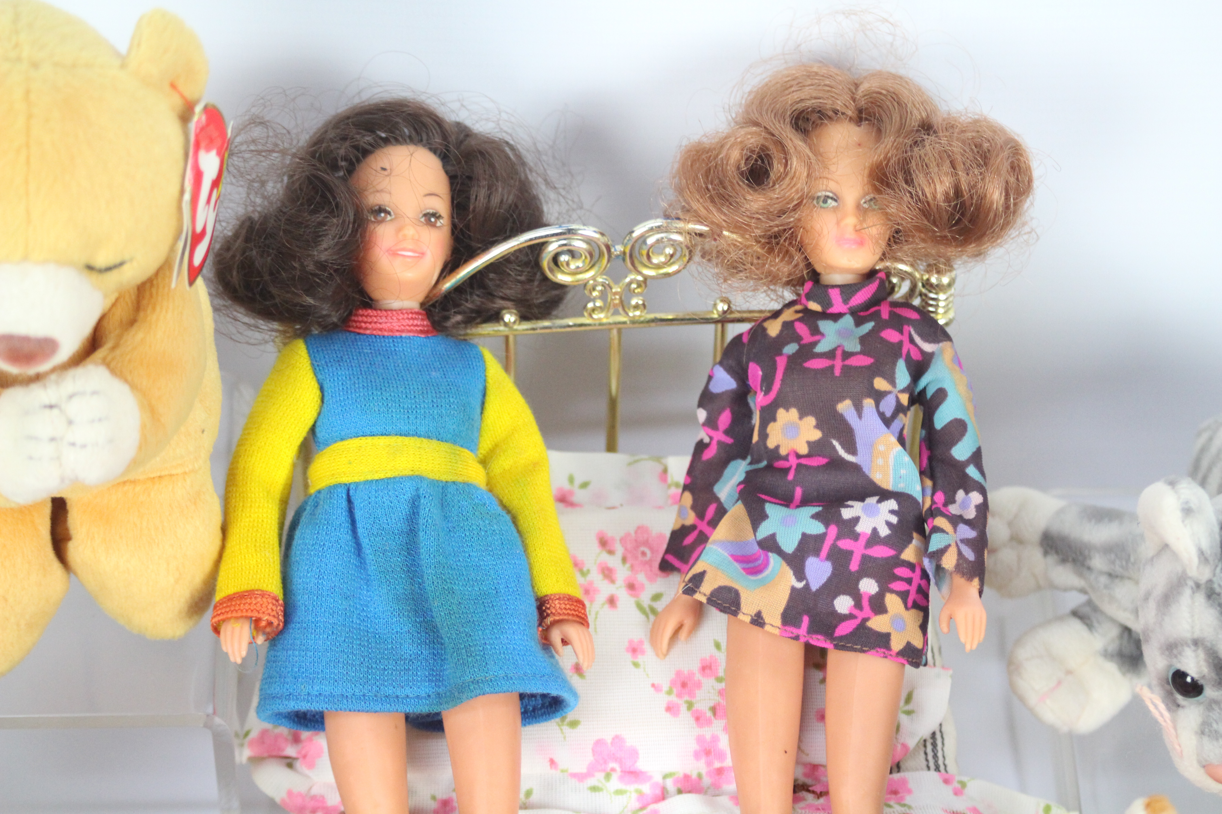 Ty - Hasbro - 2 x vintage Hasbro dolls with outfits and a bed along with 19 x Ty Beanie's. - Image 6 of 6